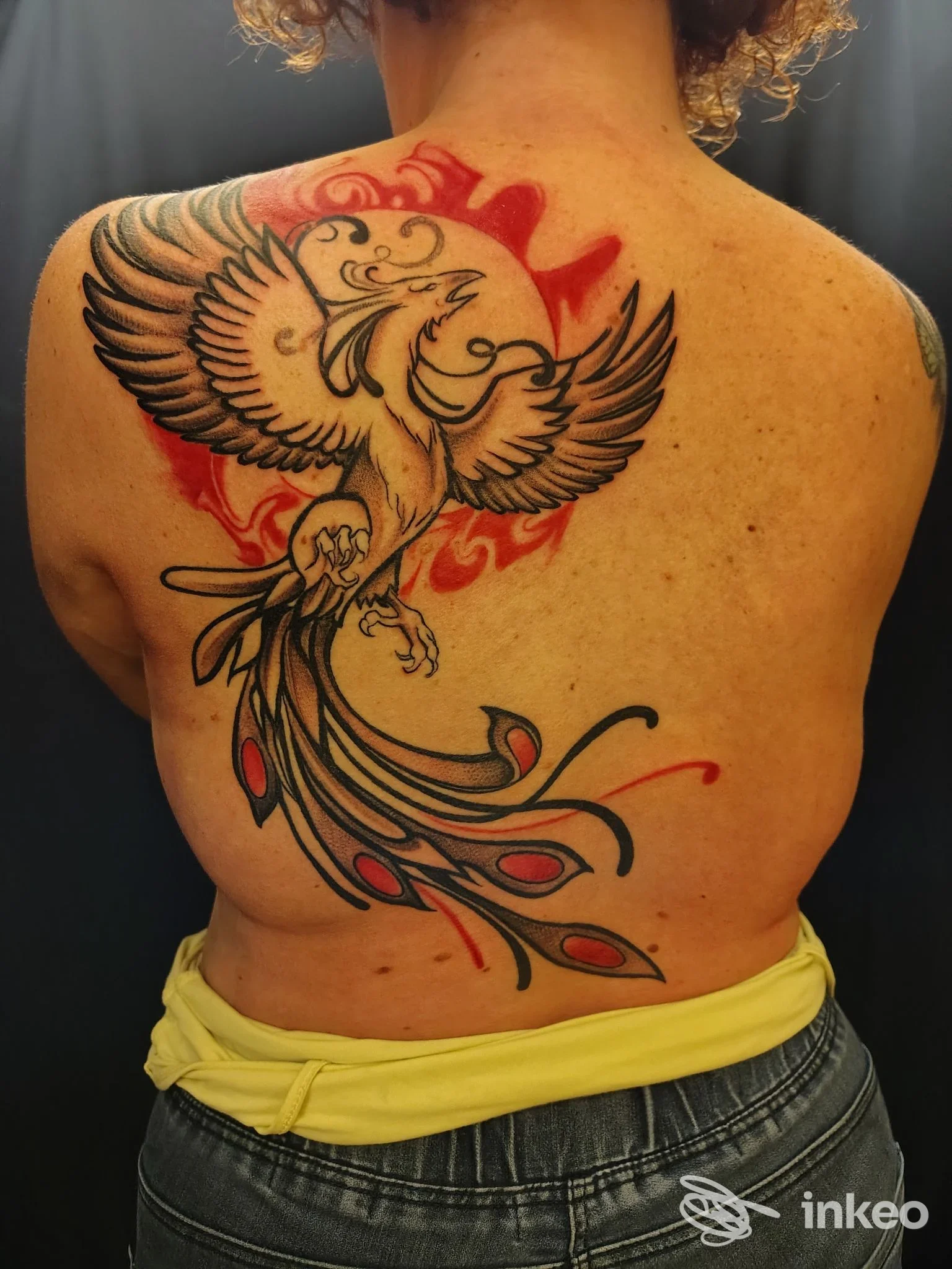 Grande tatuaggio a forma di uccello stilizzato sulla schiena, foto fornita dallo studio Skin up tattoo ad Albaredo.