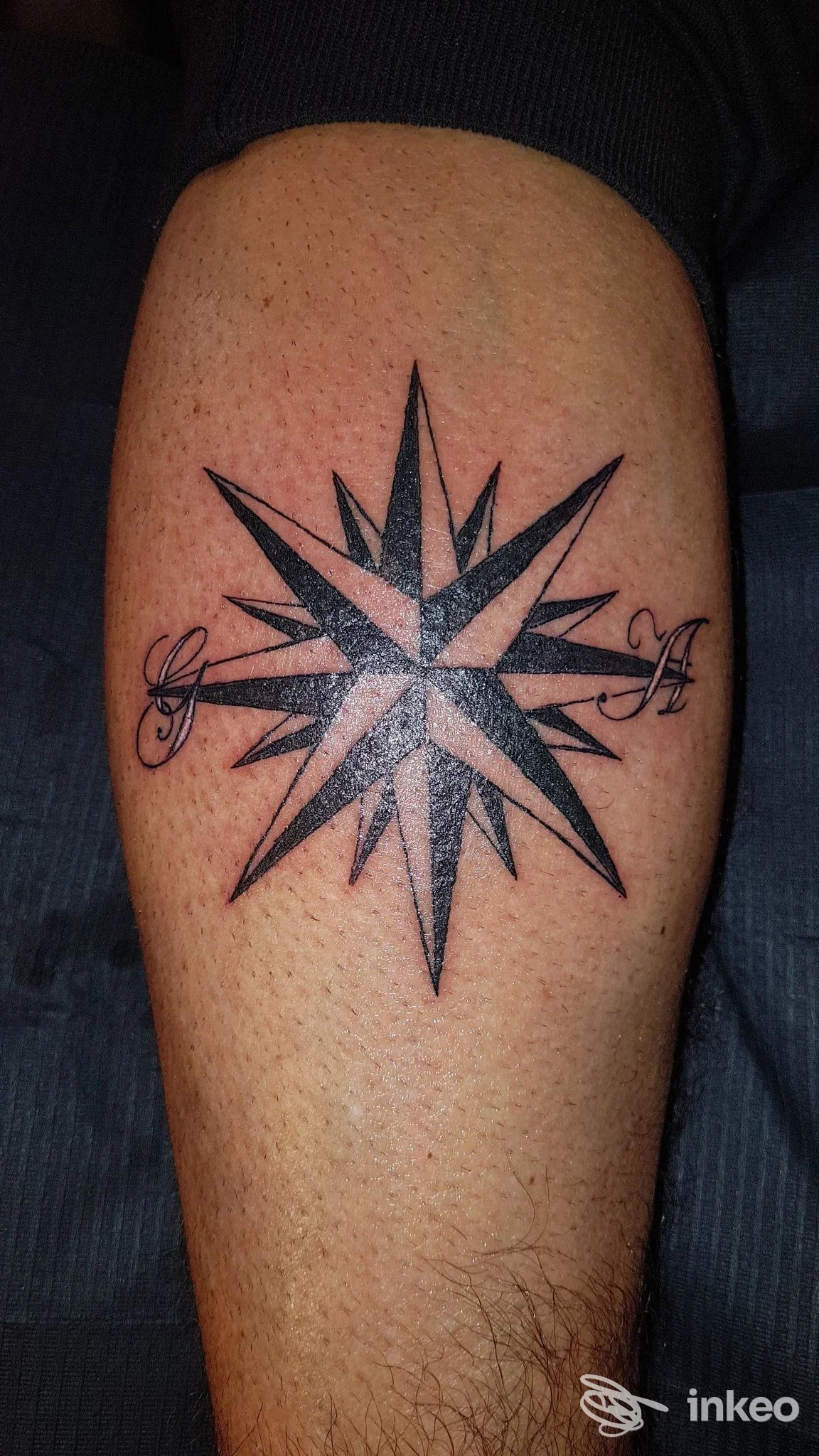 Tatuaggio a stella/rosa dei venti nera sul polpaccio, Stefi Tattoo - Tatuaggi e Piercing, Cornedo Vicentino.