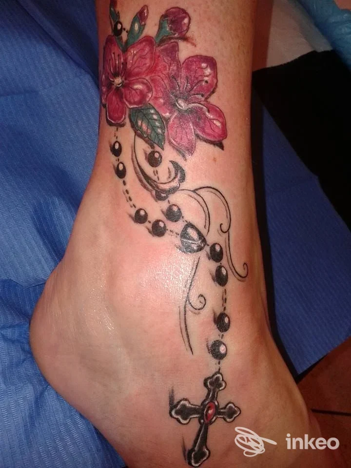 Tatuaggio floreale con rosario sulla caviglia, foto fornita da Stefi Tattoo - Tatuaggi e Piercing, Cornedo Vicentino.