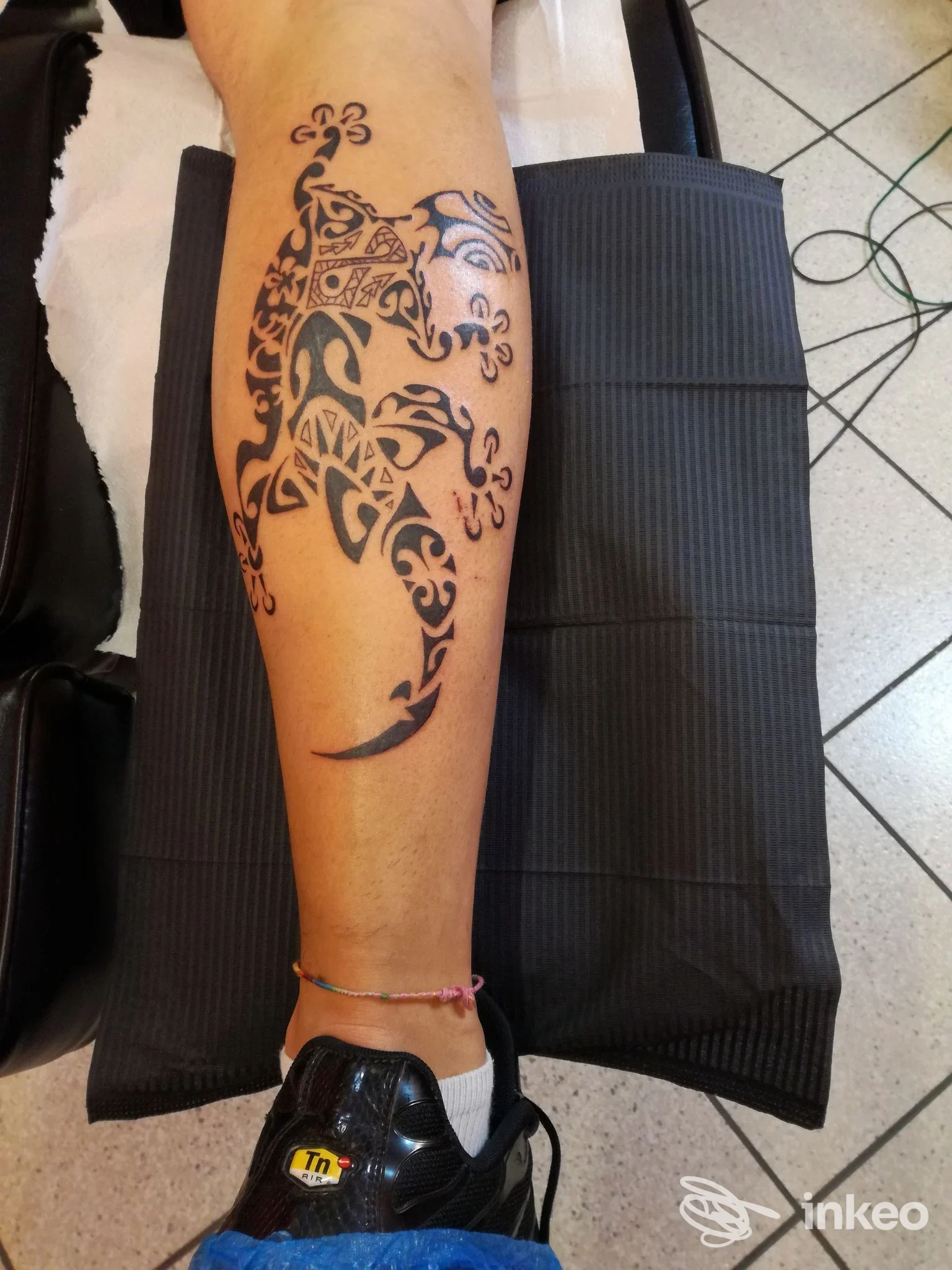 Ampio tatuaggio nero su polpaccio fotografato presso Stefi Tattoo - Tatuaggi e Piercing, Cornedo Vicentino.