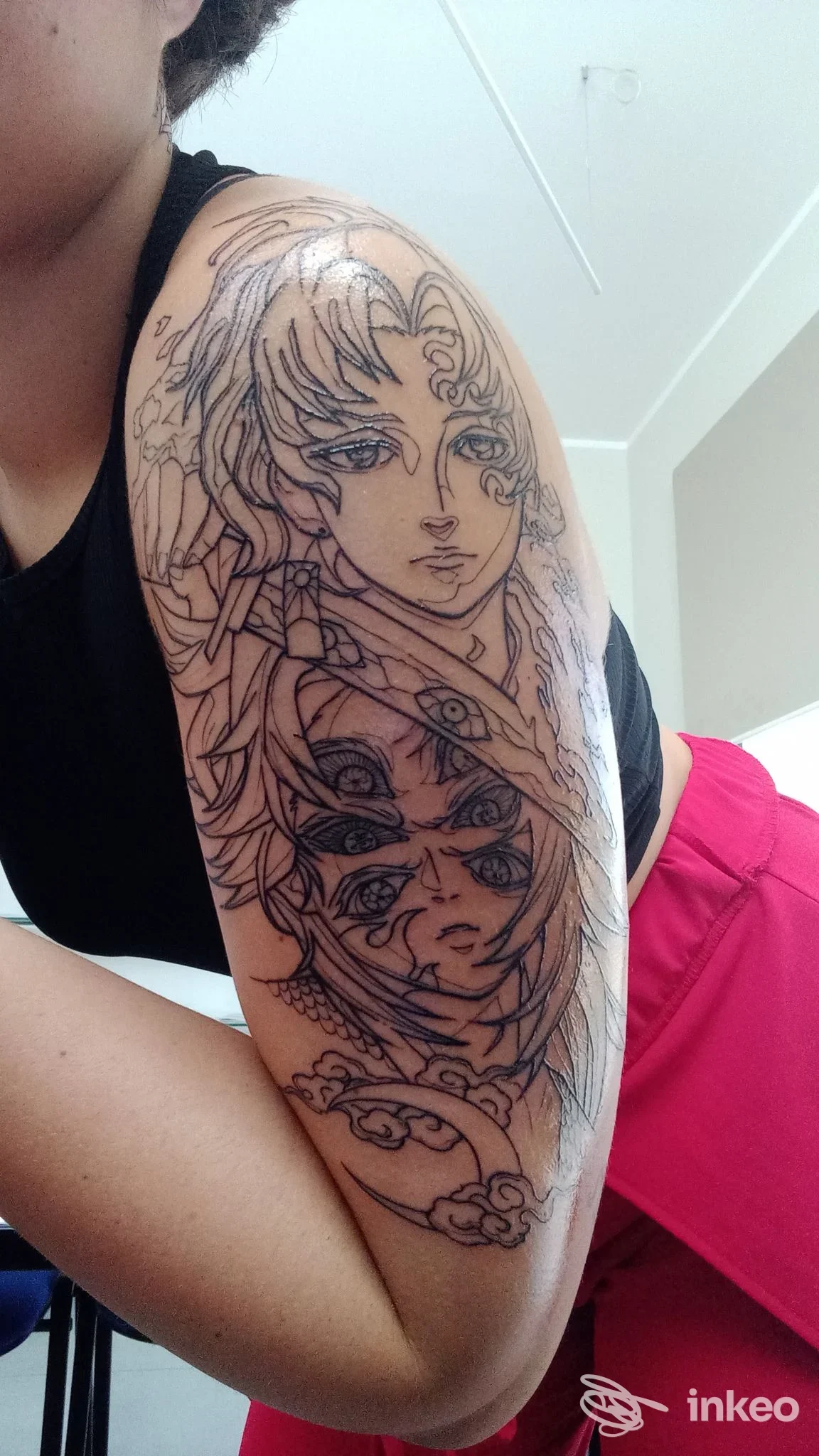 Primo piano del tatuaggio a linee nere sulla spalla/parte superiore del braccio, Tabitart Tattoo Studio, Altavilla Vicentina.