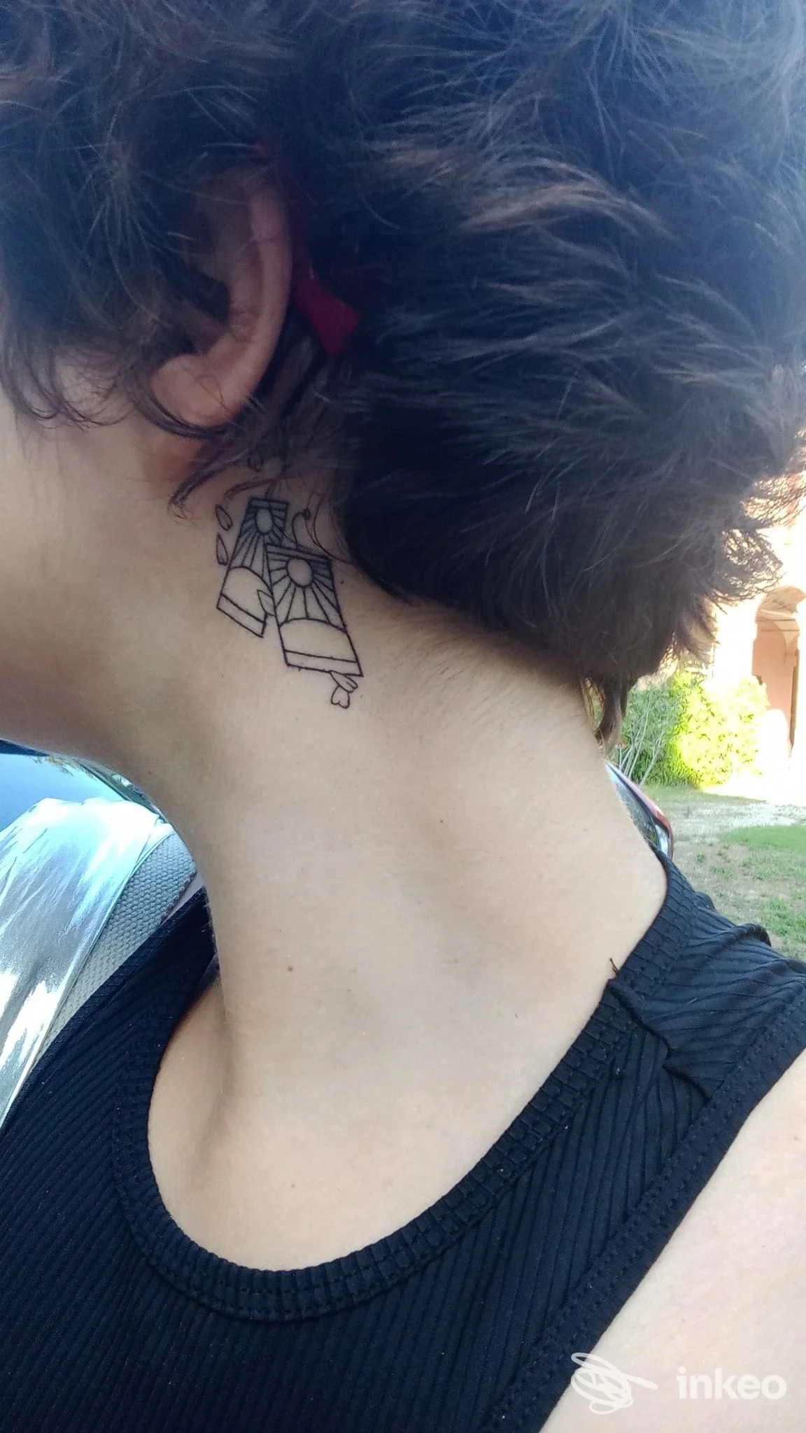 Primo piano di un tatuaggio a linee geometriche sul collo, Tabitart Tattoo Studio, Altavilla Vicentina.