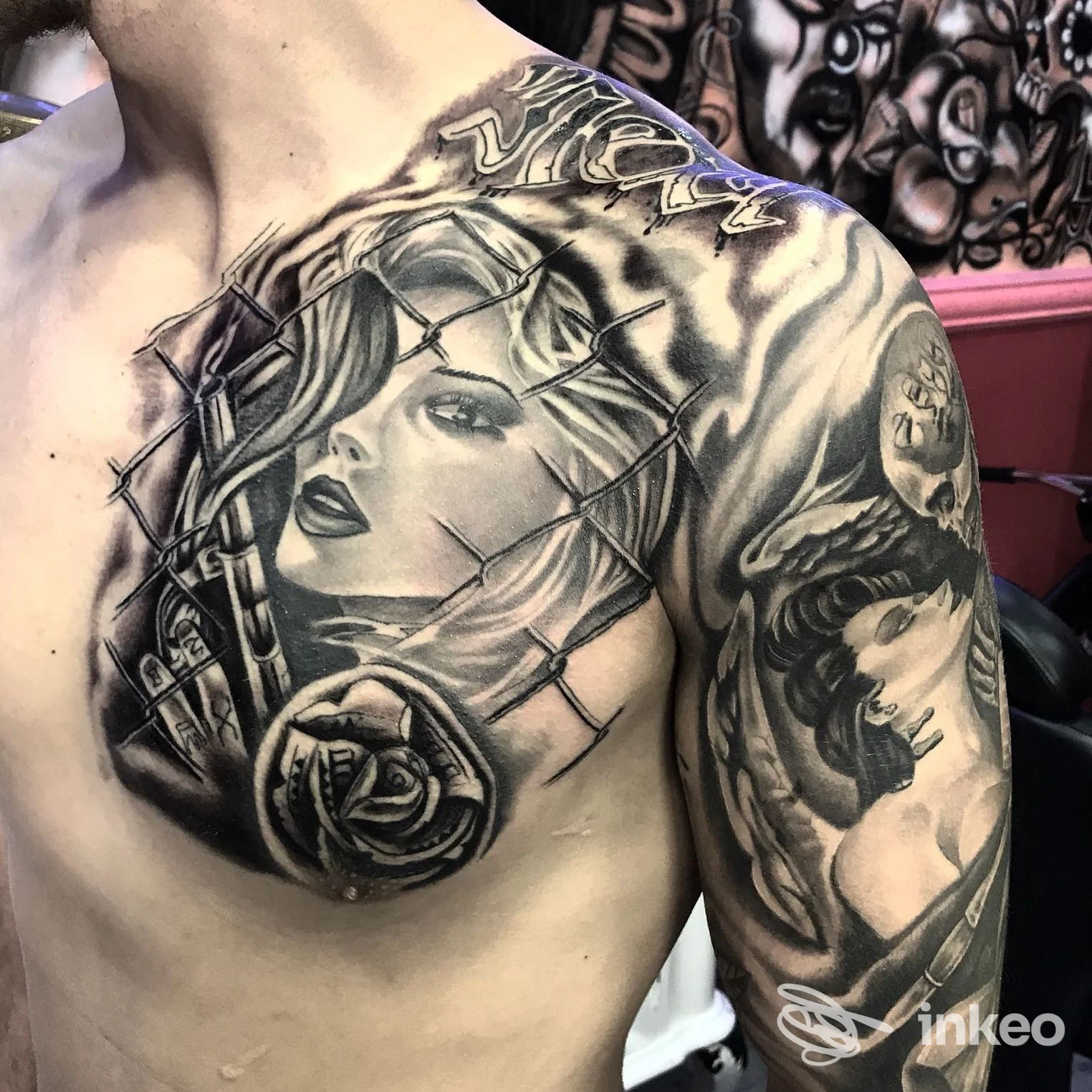 Ampio tatuaggio black & grey su petto e spalla con ritratto femminile e rose — The Godfather Tattoo, Villafranca di Verona.