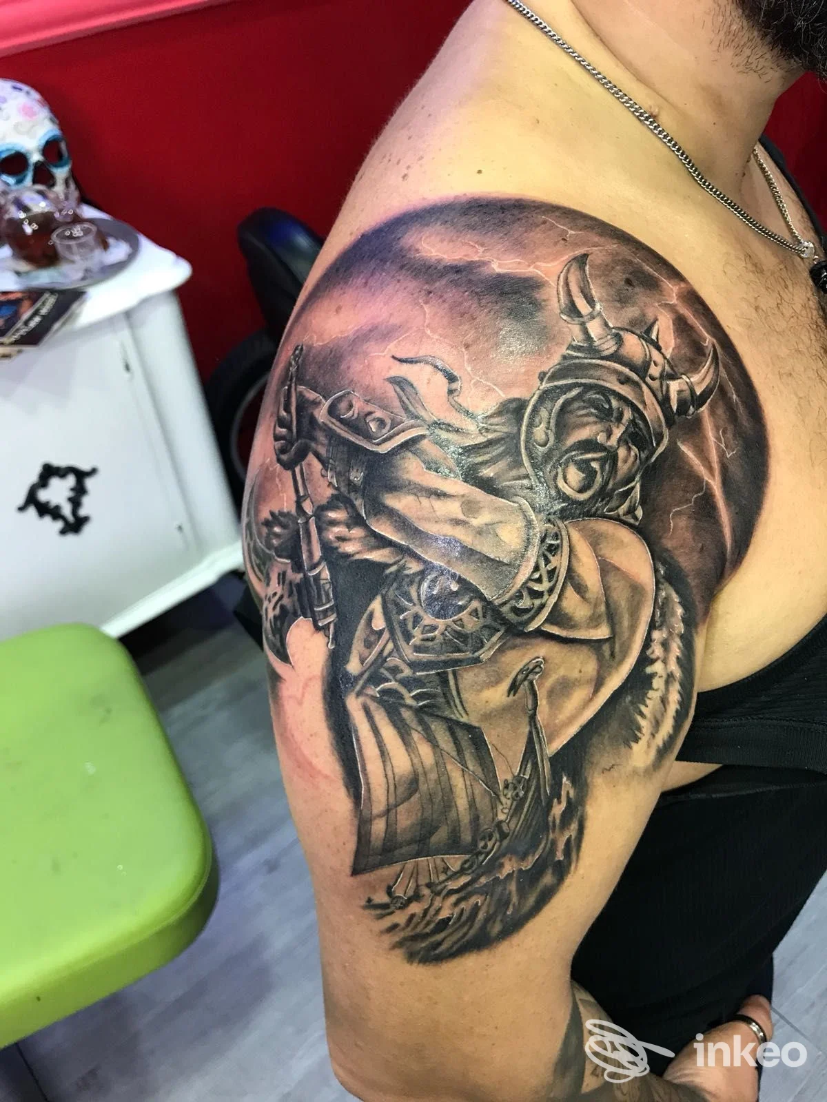Tatuaggio black & grey a tema vichingo sulla spalla di un uomo, scatto in studio The Godfather Tattoo, Villafranca di Verona.