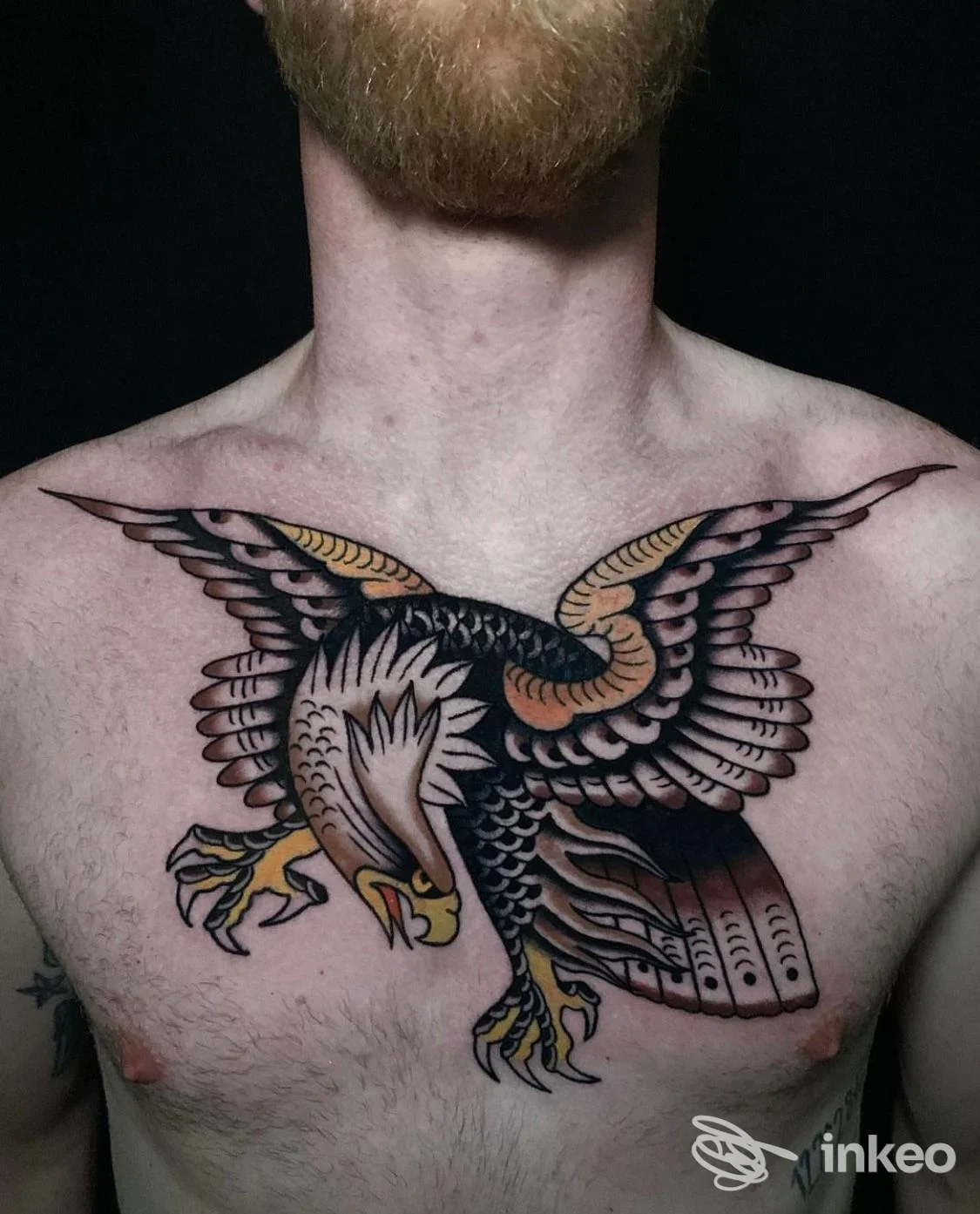 Grande tatuaggio a petto raffigurante un'aquila in stile tradizionale, foto fornita da Skingdom Tattoo, Volpago del Montello.