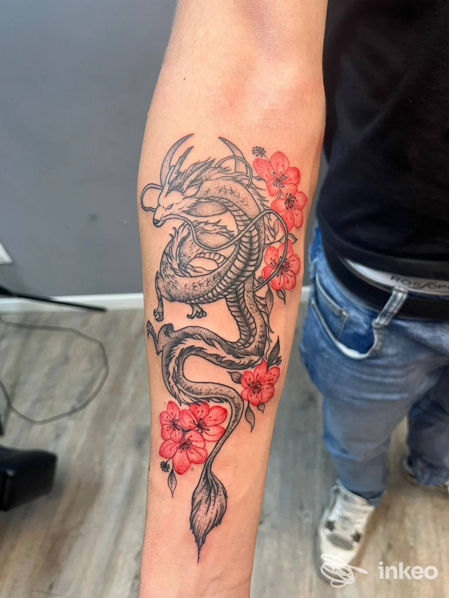 Tatuaggio drago e fiori rosso su avambraccio, Studio 1106 Tatuaggi e Piercing, Spinea.