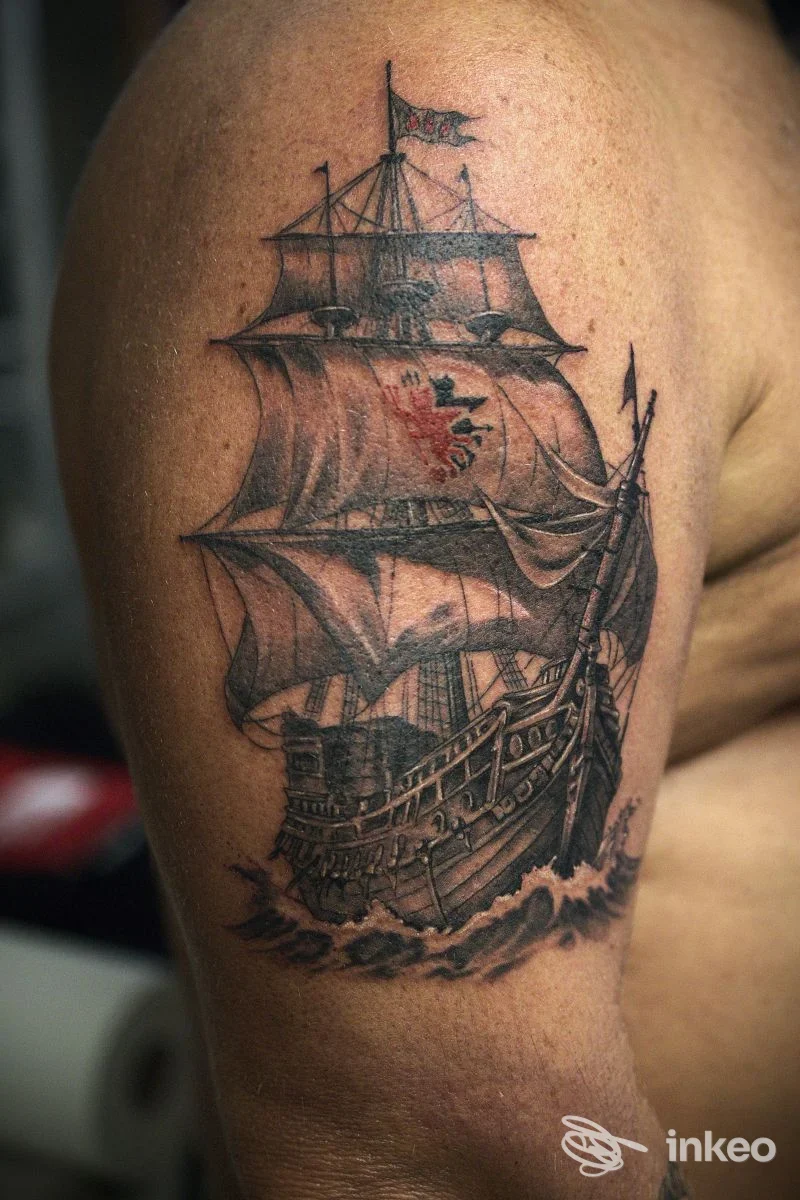 Tatuaggio di una nave a vela sulla spalla, foto fornita da TATTOO STUDIO di Juri Scalco a Longare.