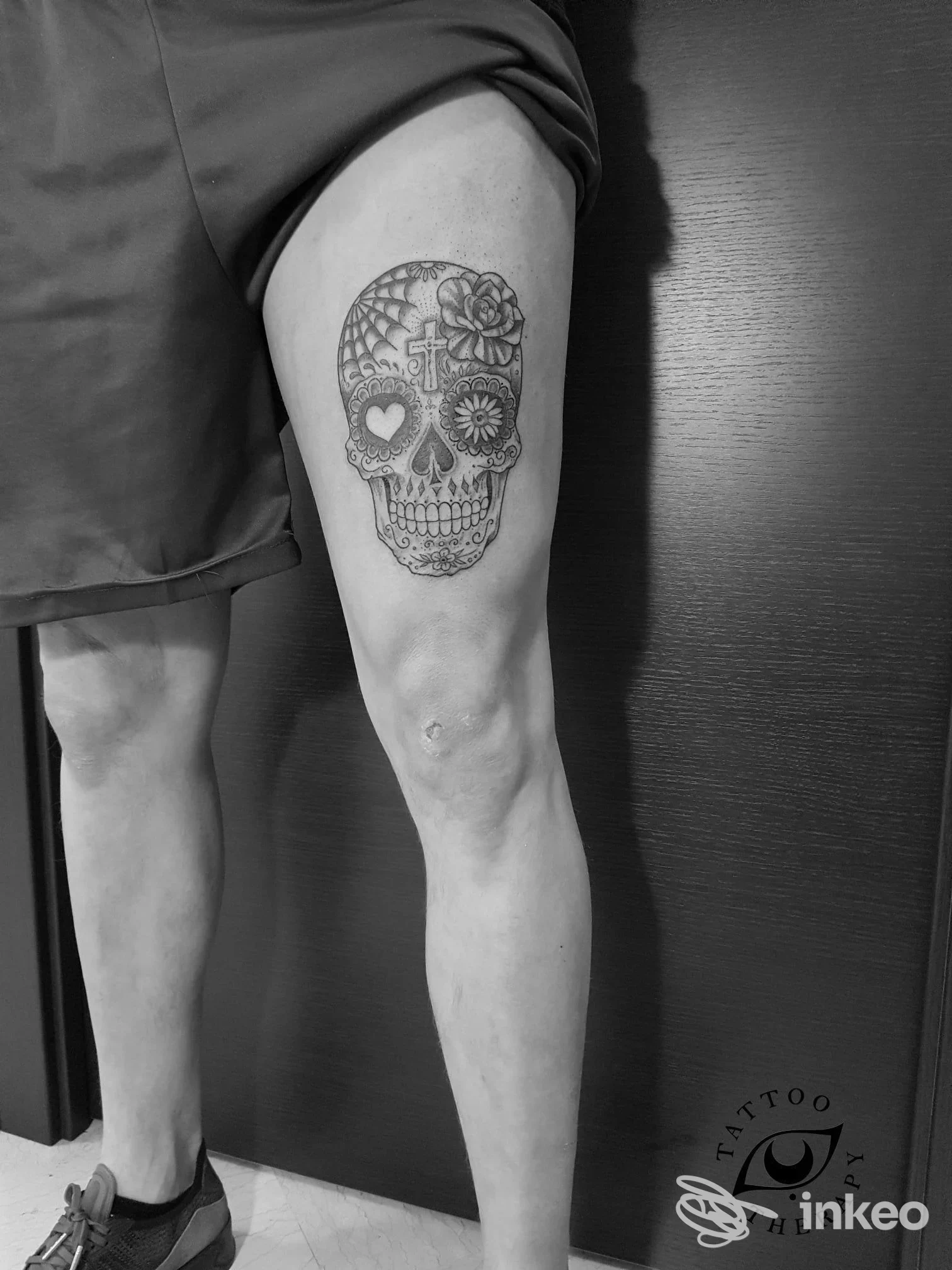 Tatuaggio a forma di teschio decorativo sulla coscia destra, foto in piedi. Tattoo Therapy di Veronica Zanier, Marostica.