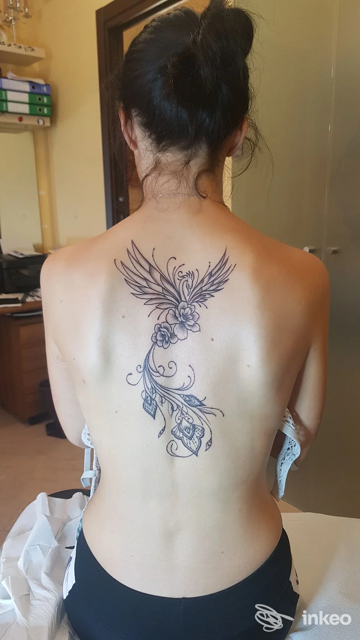 Tatuaggio lungo la schiena con ali e fiori realizzato da Tattoo Therapy di Veronica Zanier a Marostica, fotografia del lavoro sul corpo.