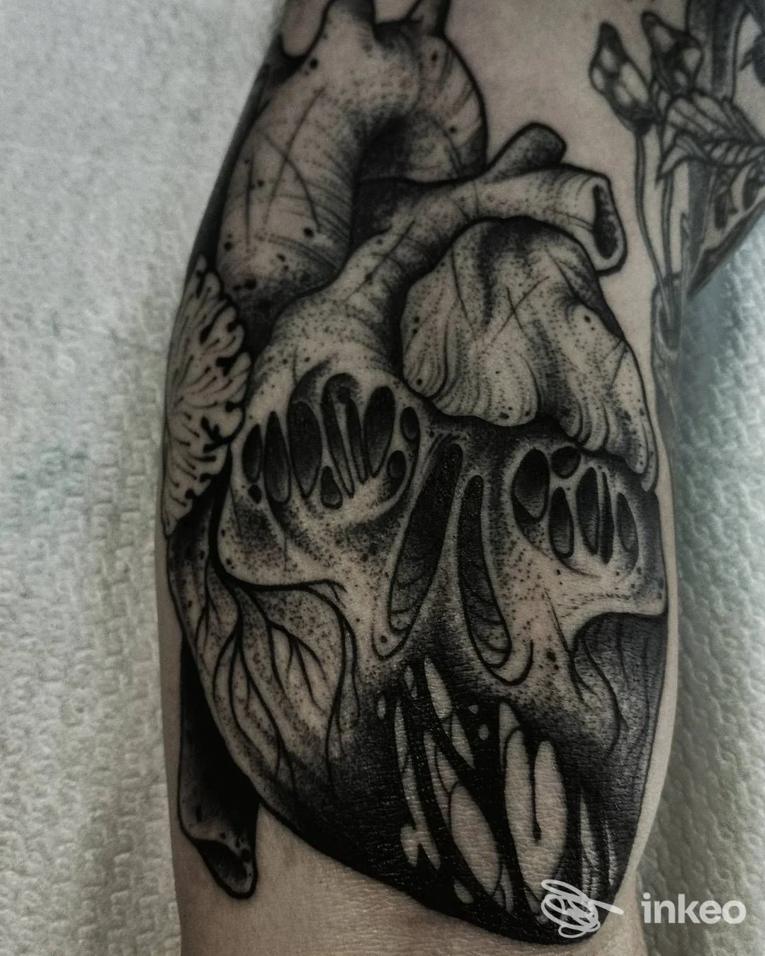 Tatuaggio in bianco e nero a forma di cuore anatomico stilizzato sull'avambraccio, Testudo Corium Tattoo, Villafranca di Verona.