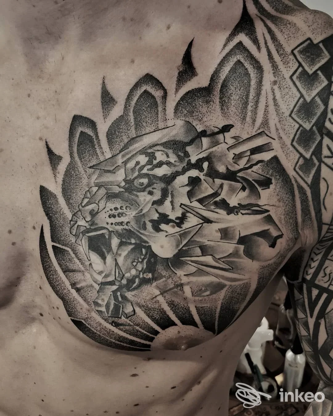 Grande tatuaggio blackwork e dotwork sul petto e spalla, foto di Testudo Corium Tattoo a Villafranca di Verona.