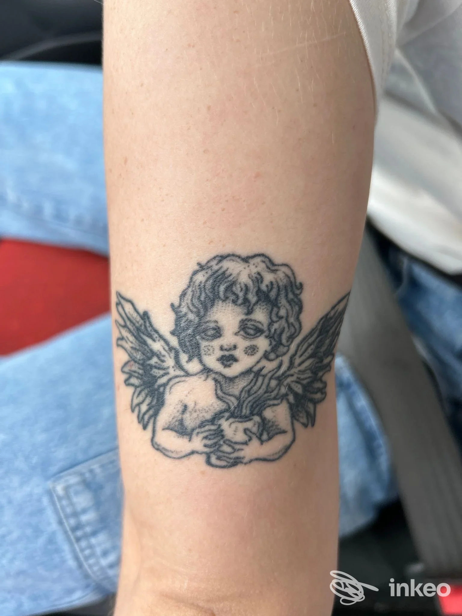 Tatuaggio di un angelo cherubino sull'avambraccio, realizzato da The Rabbit Hole Tattoo&Jewelry a Verona.