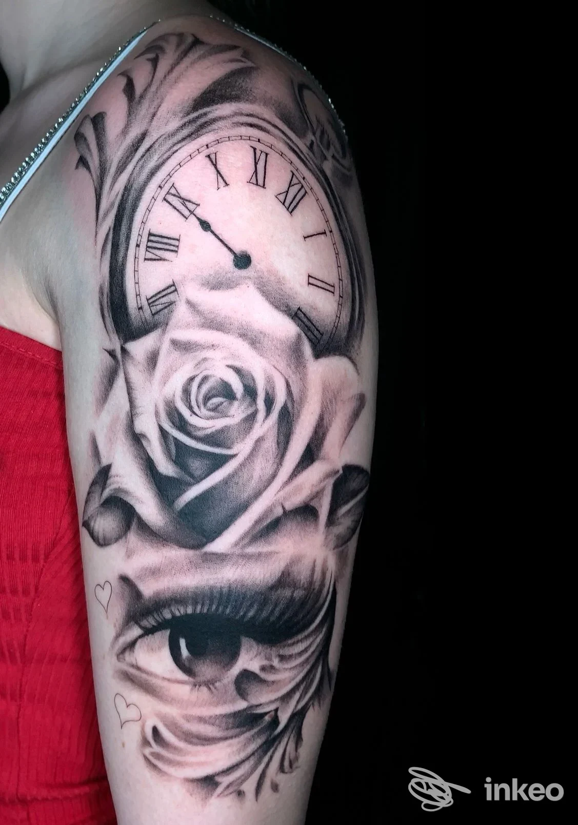 Tatuaggio black & grey su spalla e braccio: orologio con numeri romani, rosa e occhio realistico, The Rabbit Hole Tattoo&Jewelry, Verona.