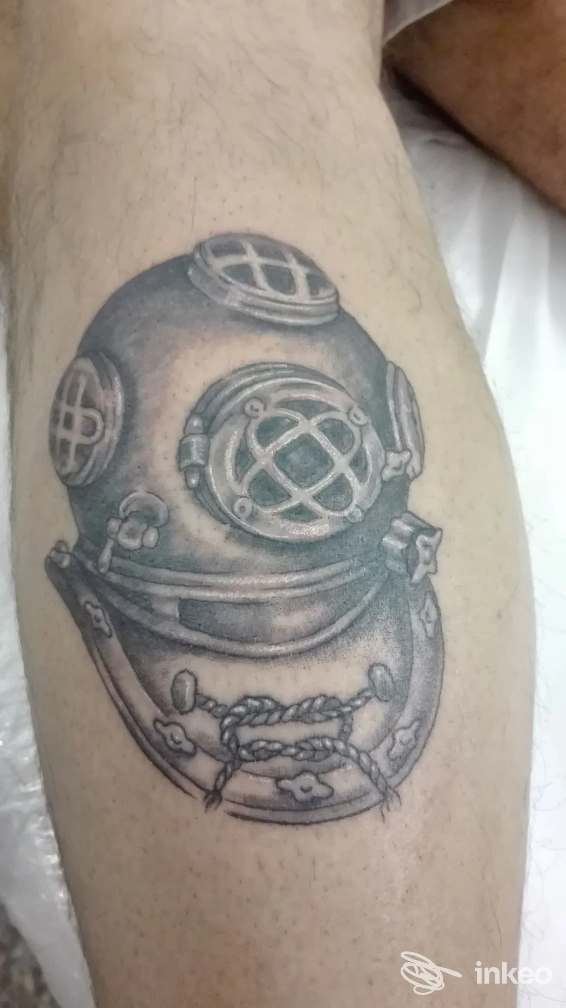 Tatuaggio di un casco da palombaro sul polpaccio, foto inviata dallo studio Tina Tattoo a Cassola.