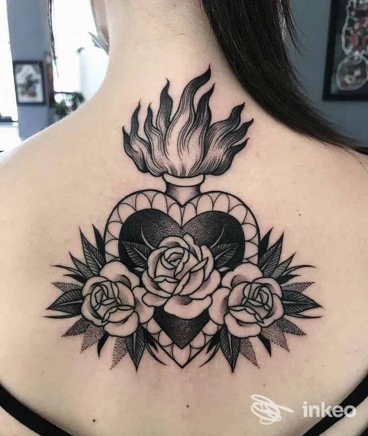 Grande tatuaggio nero sul dorso con cuore fiammeggiante e tre rose — Twin Flame tattoo lab, Rubano.