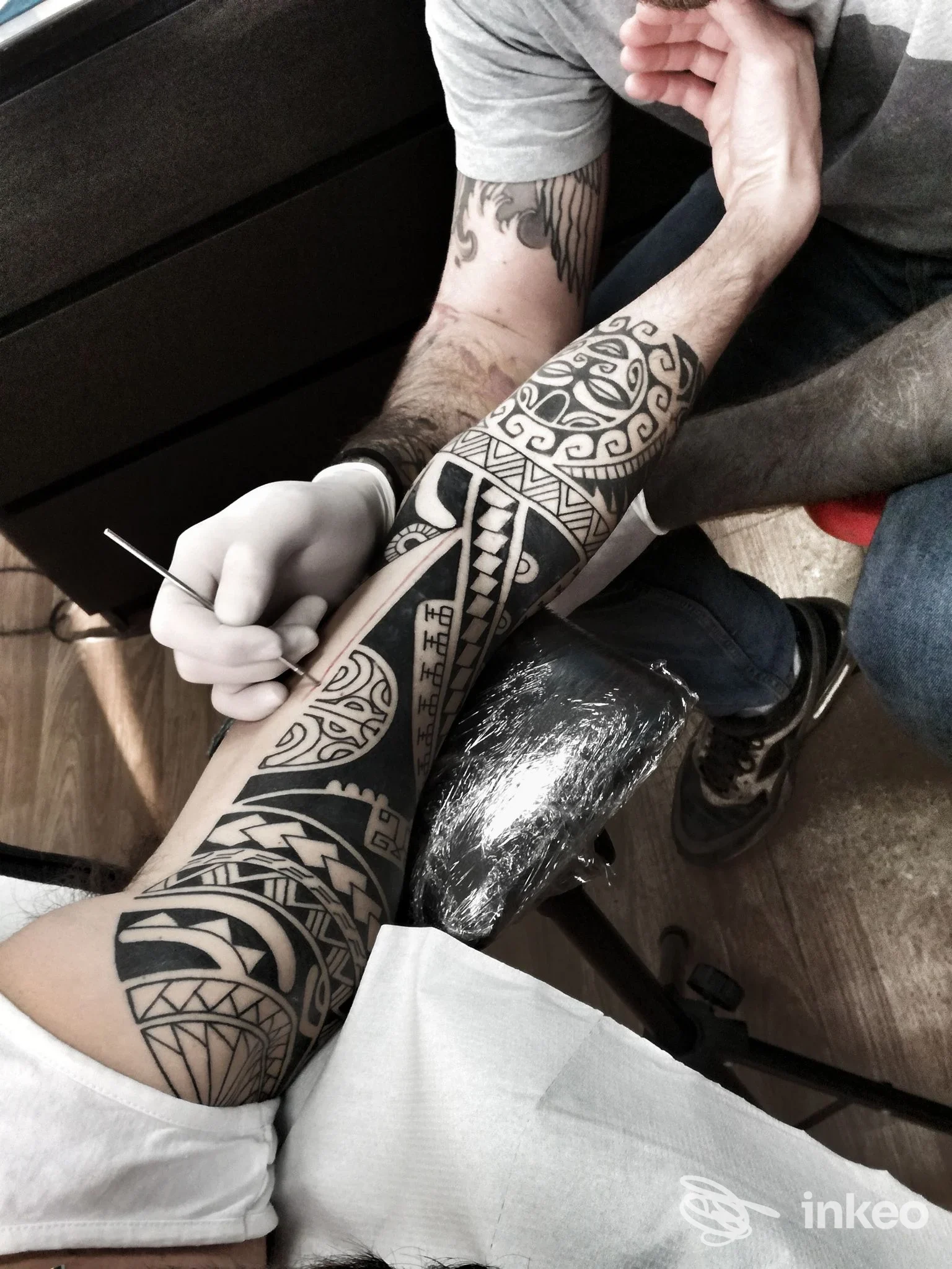 Primo piano di un tatuaggio tribale/blackwork a mezza manica sul braccio mentre l'operatore lavora nello studio Z-Ink Tattoo a Grisignano di Zocco.