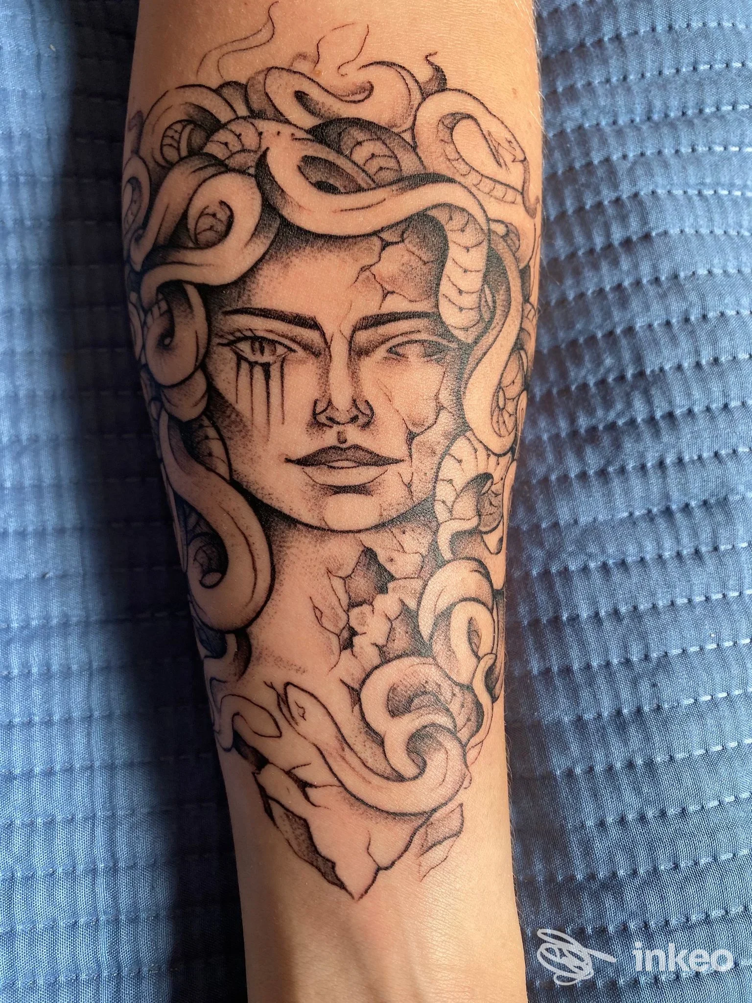 Tatuaggio Medusa in nero sull'avambraccio, foto di Z-Ink Tattoo a Grisignano di Zocco.