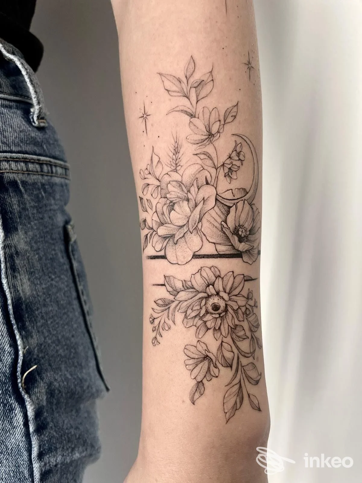 Tatuaggio floreale a linee sottili sull'avambraccio, foto per portfolio di arTSkin-Tatto Studio di Sara Tikri a Lanzago.
