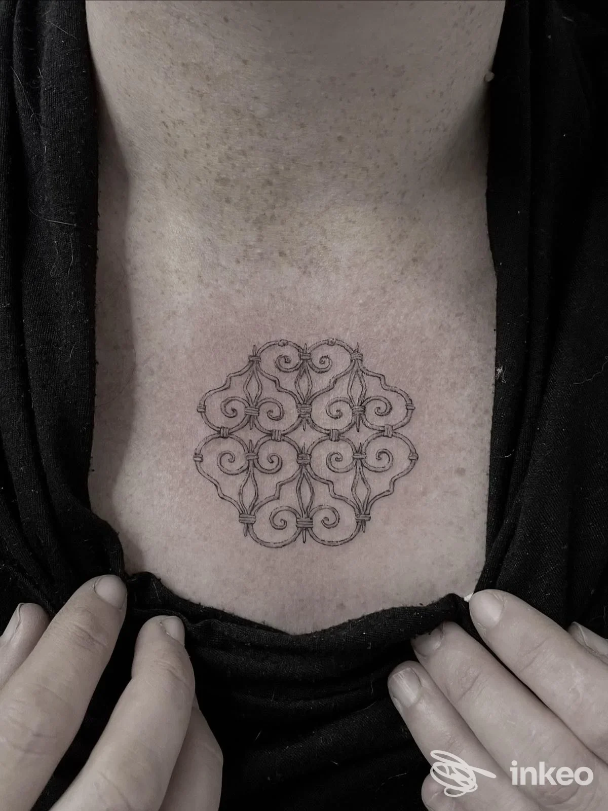 Tatuaggio ornamentale a linee nere sullo sterno, foto realizzata da arTSkin-Tatto Studio di Sara Tikri, Lanzago.
