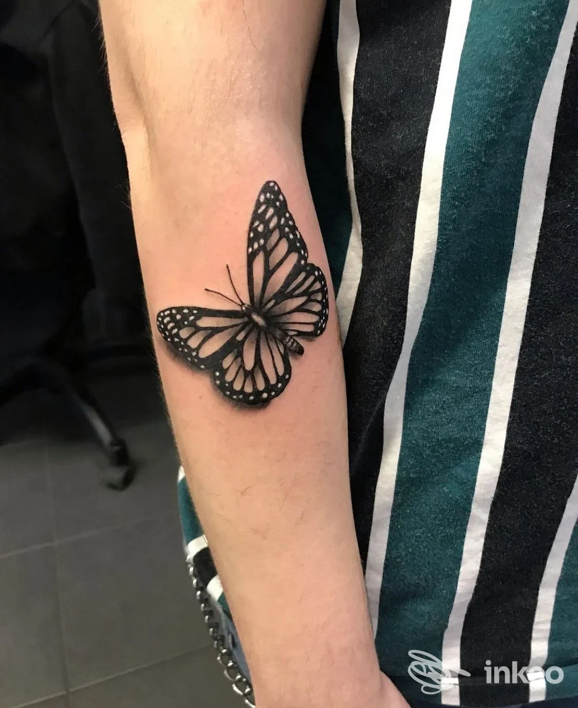 Tatuaggio a forma di farfalla in nero sull'avambraccio, foto fornita da arTSkin-Tatto Studio di Sara Tikri a Lanzago.