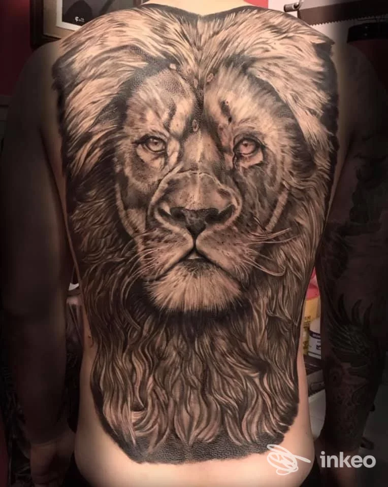 Grande tatuaggio realistico a tutta schiena raffigurante il volto di un leone, All Ink Tattoo Studio Valerio-Paolo, Verona.