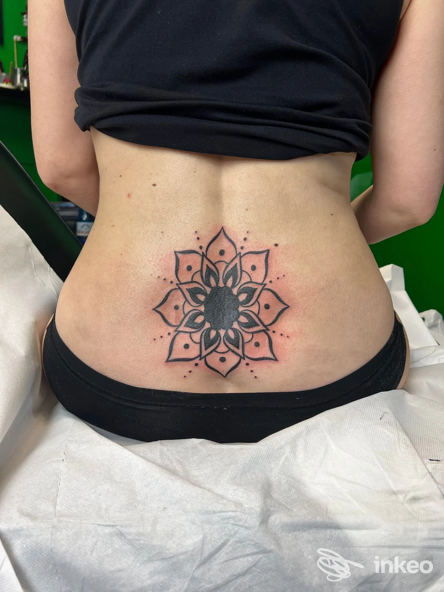 Tatuaggio mandala sulla zona lombare, foto di Arte Viva Tattoo e Piercing Studio a Vicenza.