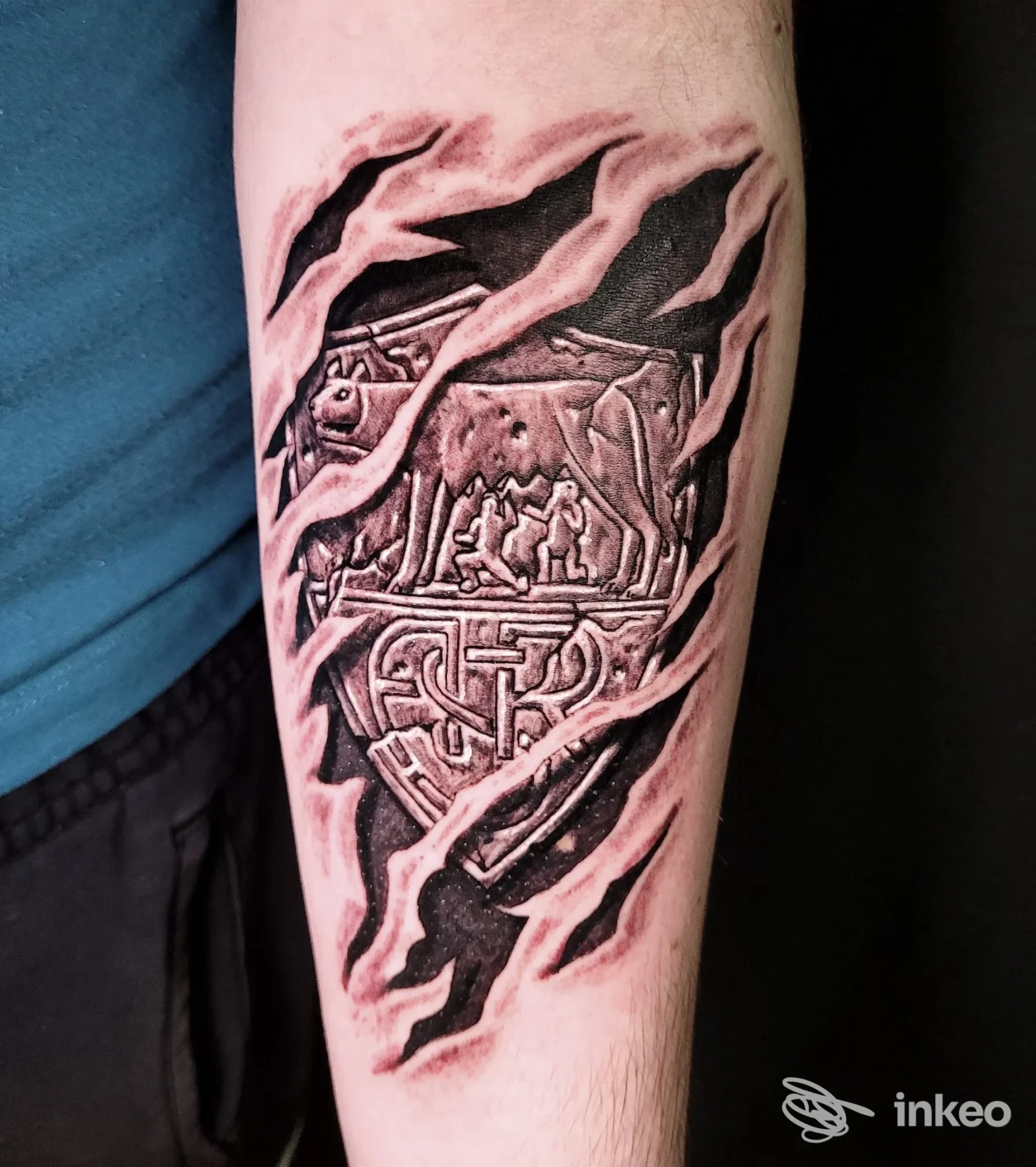 Tatuaggio in bianco e nero sull'avambraccio mostrando motivi scolpiti e lacerazioni stilizzate, Arte Viva Tattoo e Piercing Studio, Vicenza.