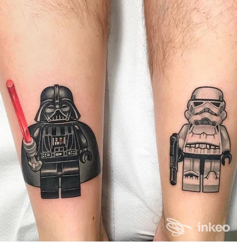 Due tatuaggi su avambracci: minifigure in stile LEGO di Darth Vader con spada rossa e uno Stormtrooper. BLOODLINE TATTOO PIERCING, Castelfranco Veneto.