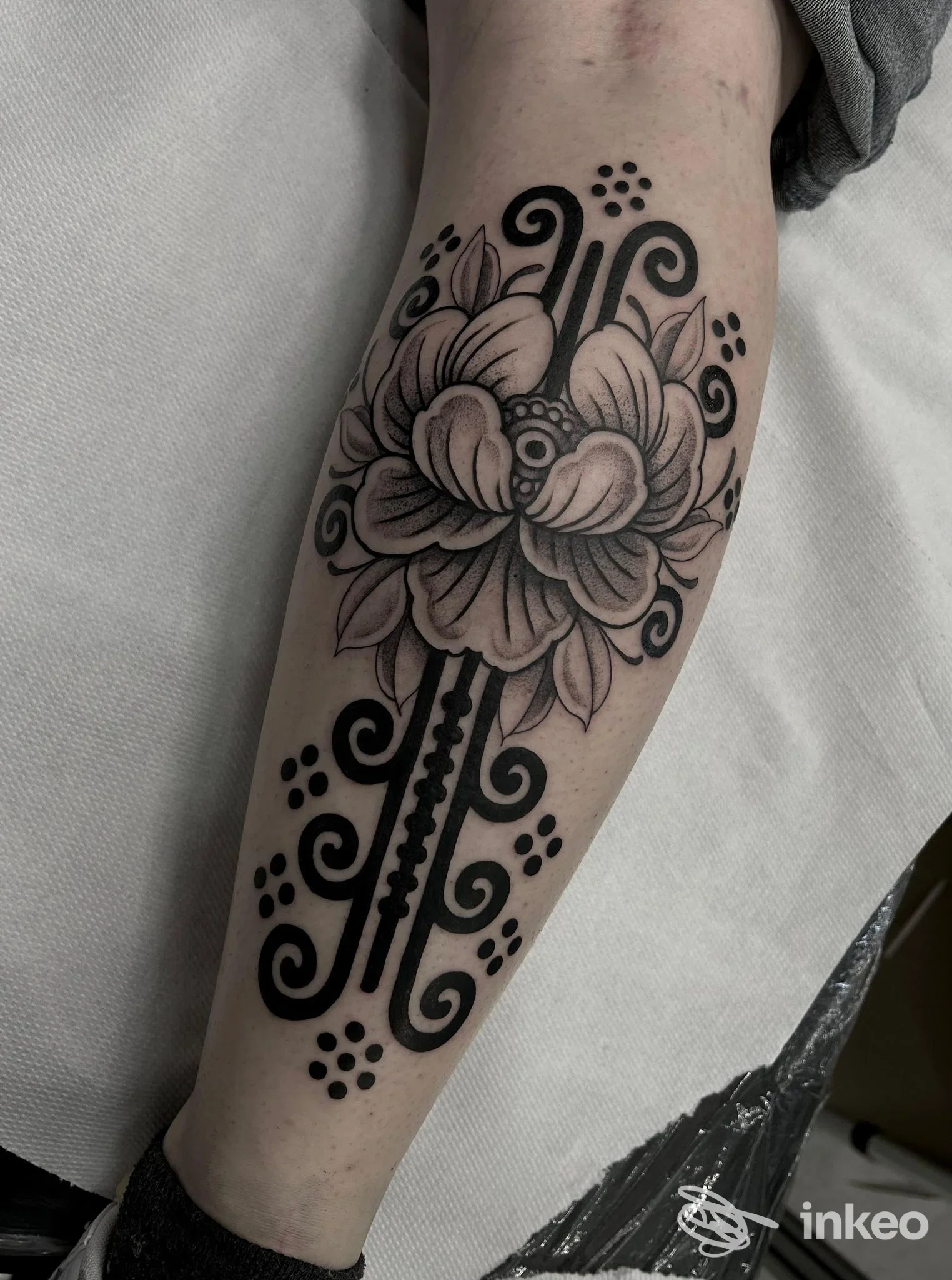 Tatuaggio floreale ornamentale in nero e grigio sull'avambraccio, Barnum tattoos & body art, Cerea.