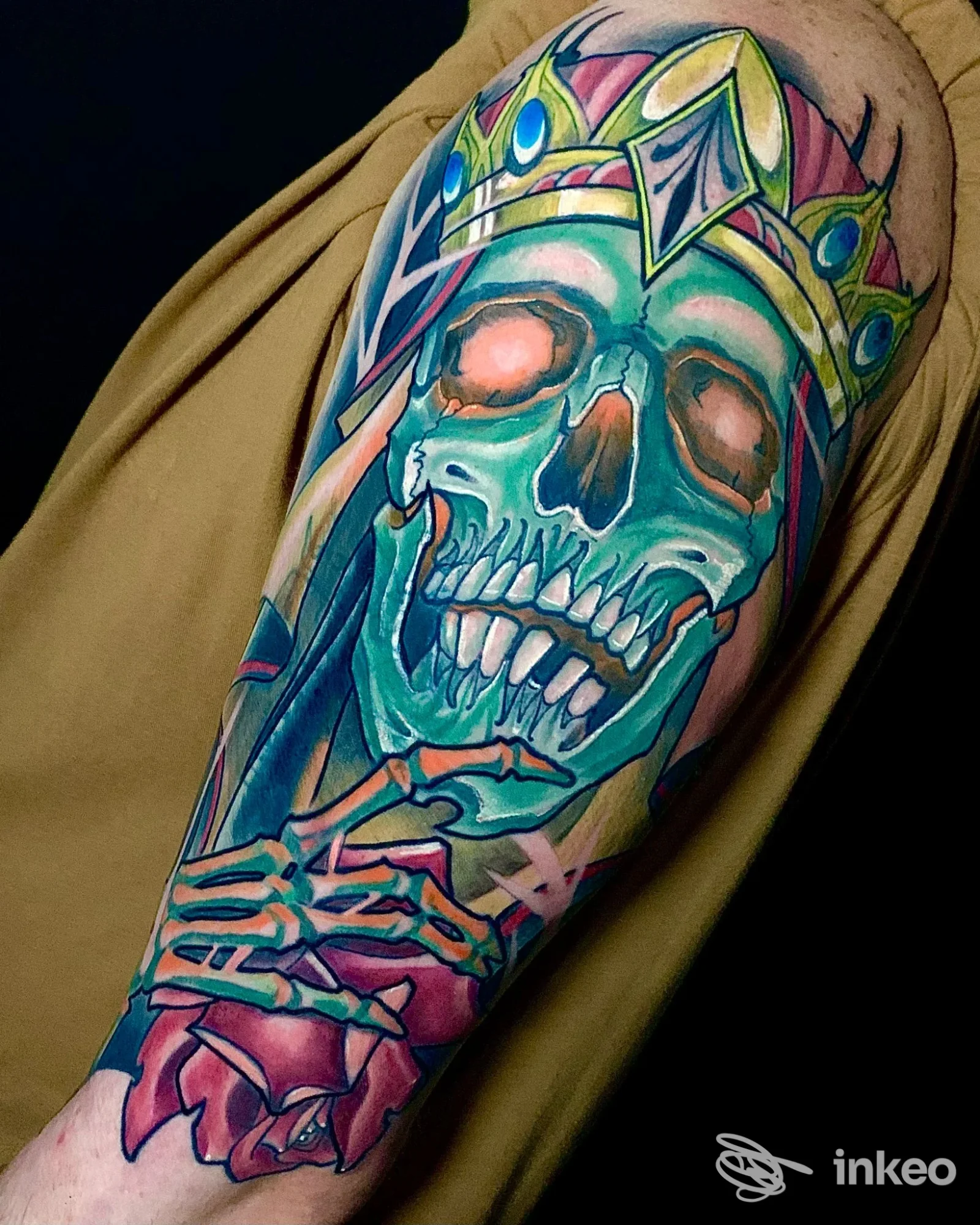 Tatuaggio a manica con grande teschio coronato e rosa su avambraccio, lavoro di Barnum tattoos & body art a Cerea.