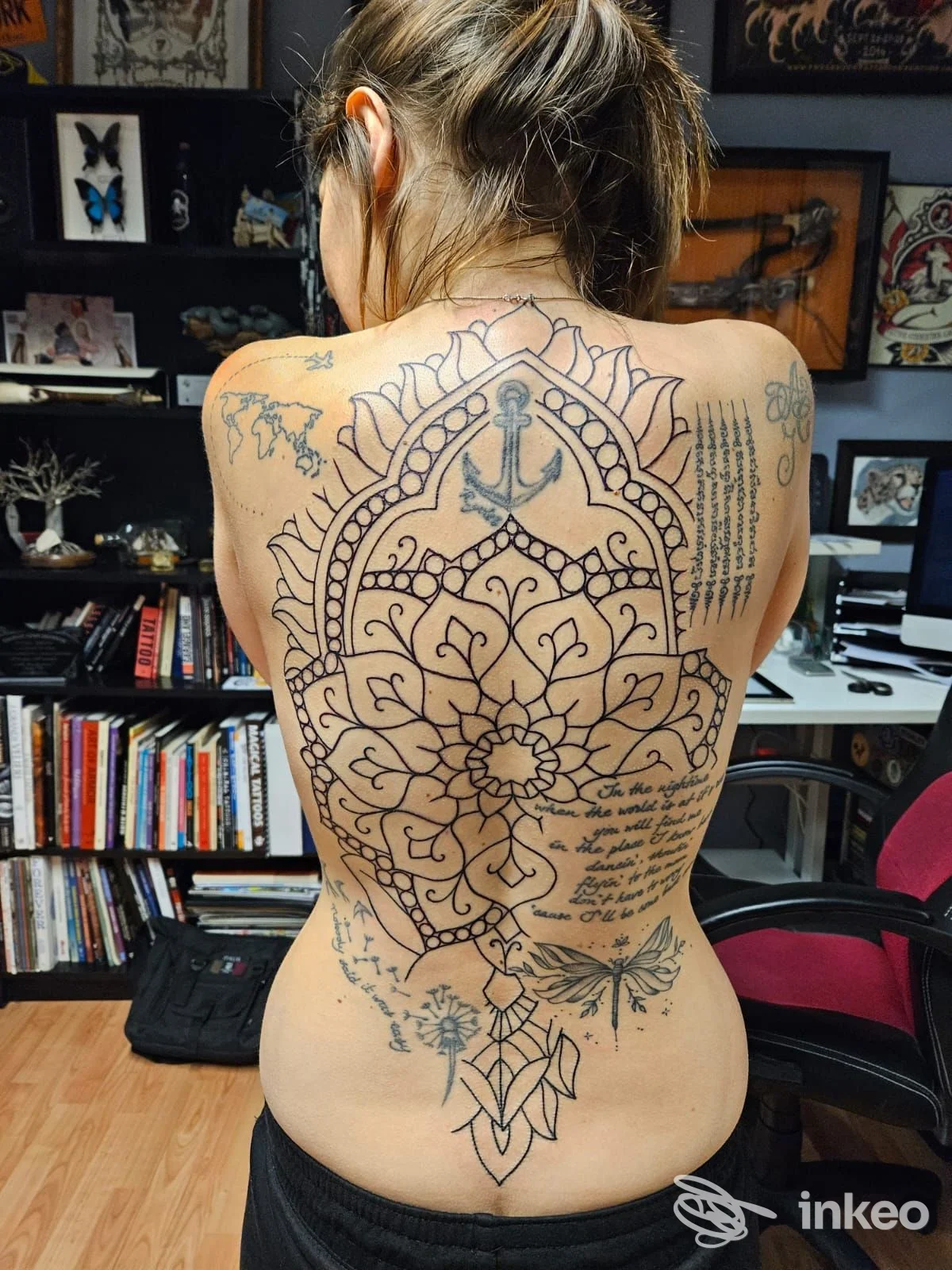 Tatuaggio ornamentale a linework che copre la schiena di una cliente, Black Jack tattoo studio, Verona.