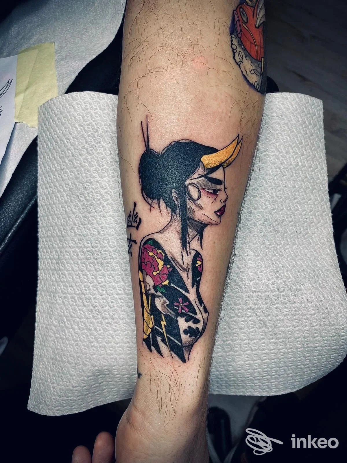 Tatuaggio su avambraccio: profilo femminile stilizzato colorato, foto fornita da Black Sweat Tattoo Studio, Cerea.