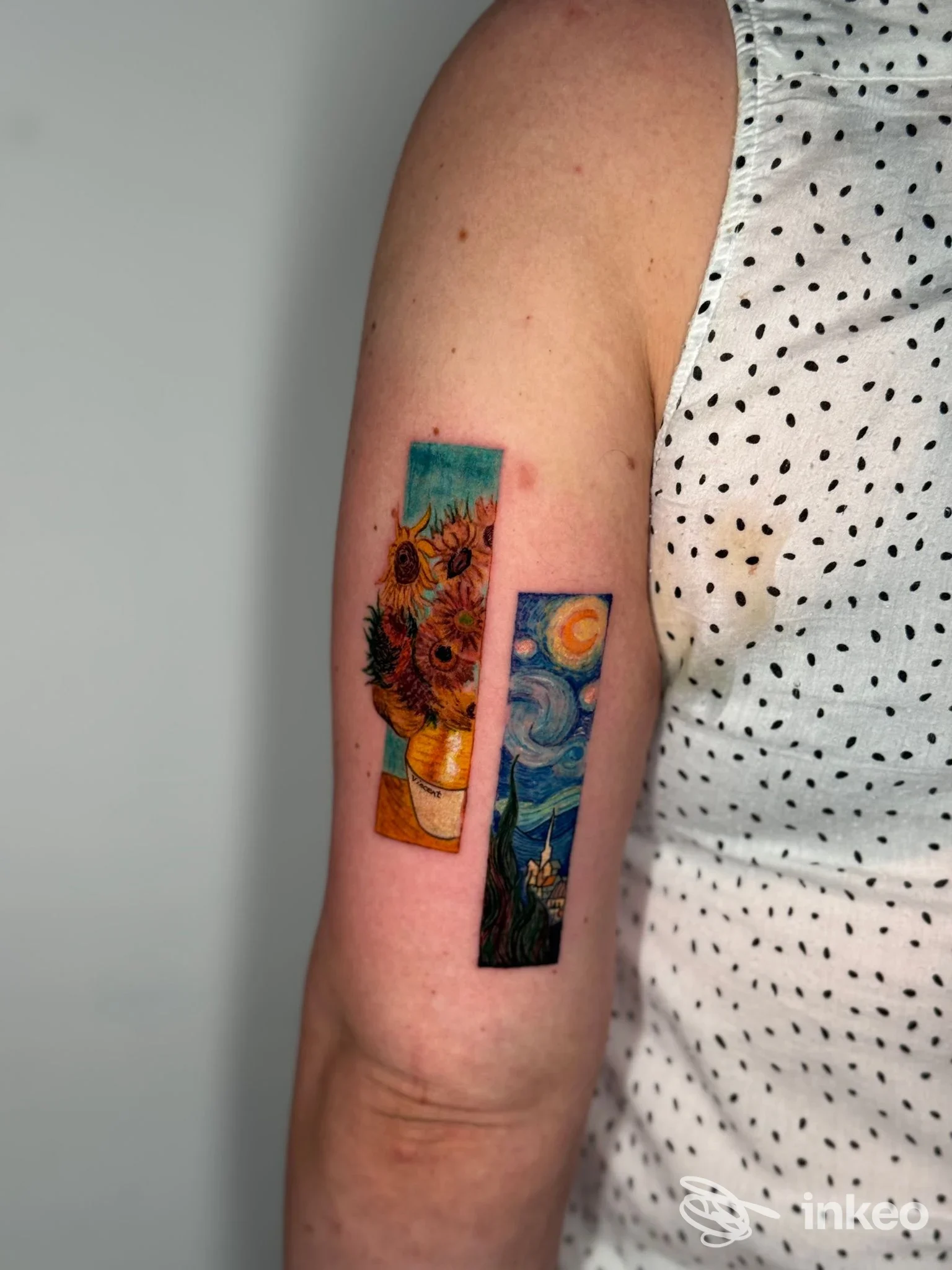 Due tatuaggi colorati su braccio superiore: un vaso con girasoli e una scena notturna, foto per Black Sweat Tattoo Studio a Cerea.