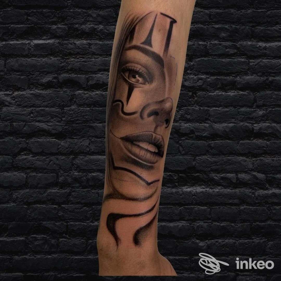 Tatuaggio realistico in bianco e nero a forma di volto sull'avambraccio, Black Wire Tattoo, Mirano.