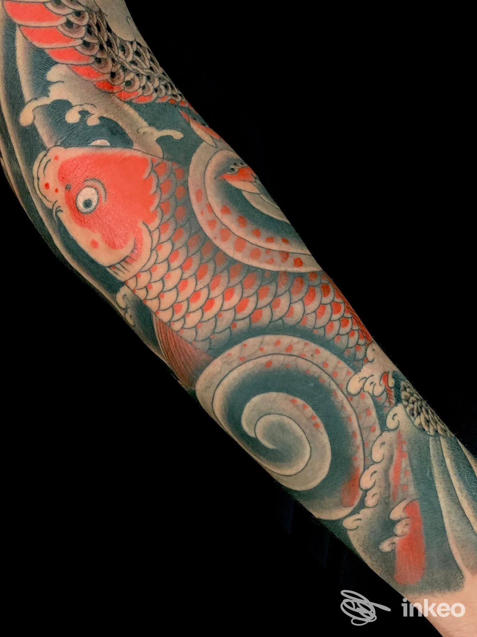 Tatuaggio a manica con carpa koi e onde fotografato sull'avambraccio — Adrenalink Tattooing, Quinto.