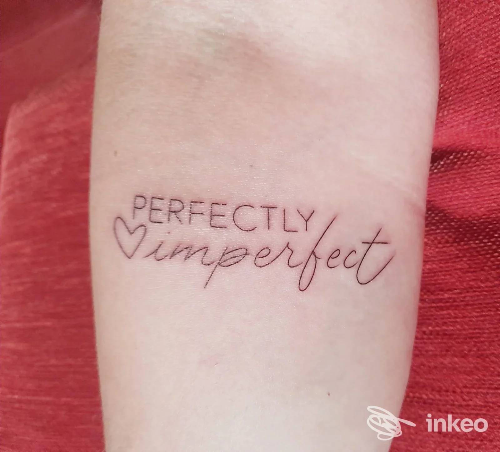 Tatuaggio testuale 'PERFECTLY imperfect' in nero sull'avambraccio, realizzato da Billion Dollar Tattoo a Candiana.