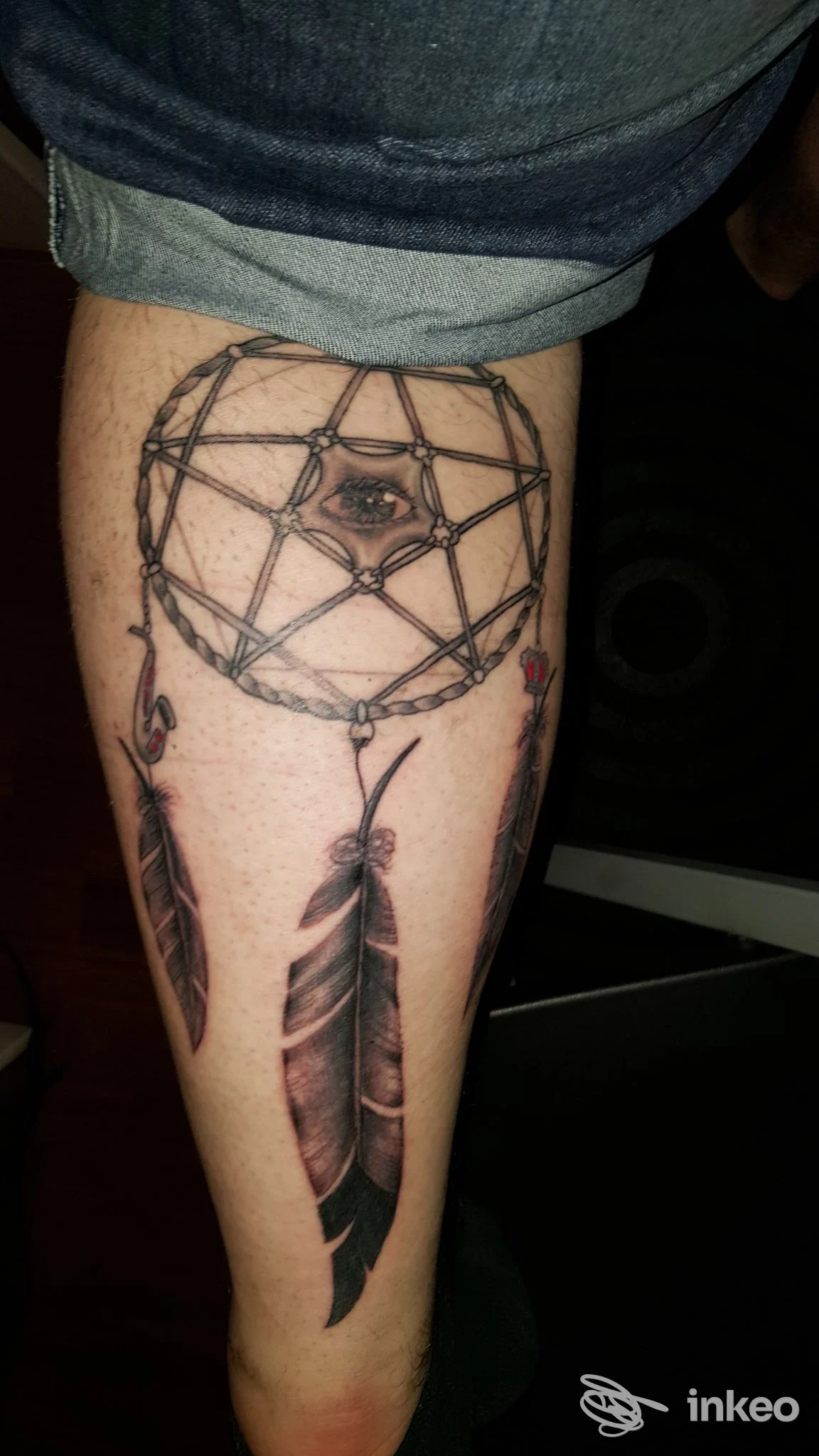 Tatuaggio dreamcatcher con tre piume sul polpaccio, fotografia di Blackbell Tattoo Studio, Teolo.