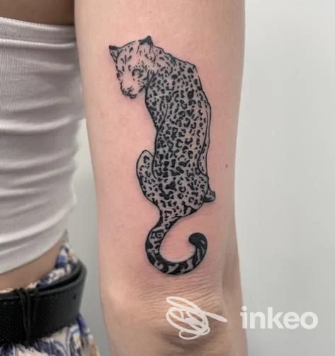Tatuaggio di un felino in nero sul braccio vicino al gomito, scatto per il portfolio di Cicatrici d'Inchiostro a Verona.