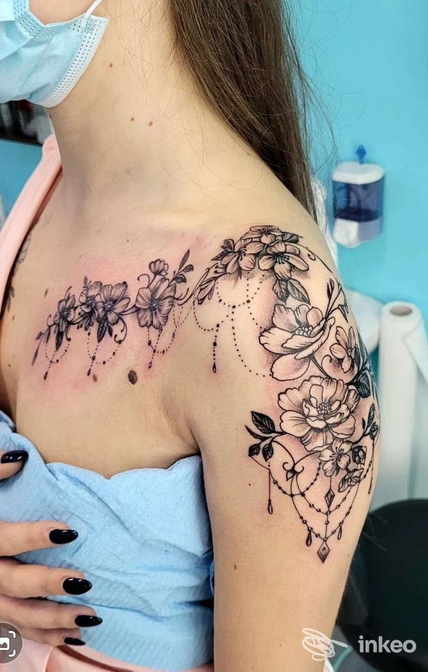 Tatuaggio floreale con perline su spalla e clavicola, foto di Denis Trevisani Tattoo Studio, Cerea.