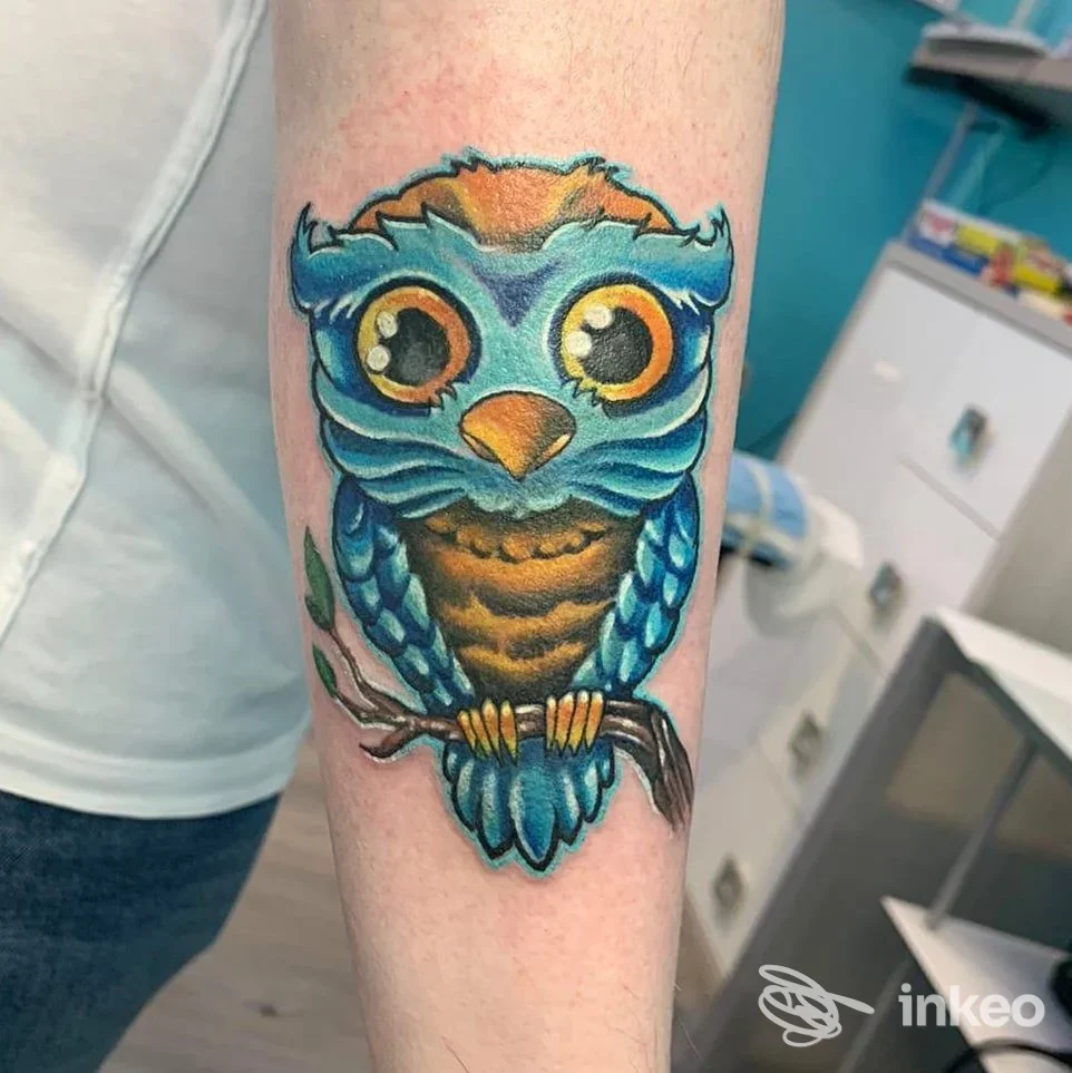 Tatuaggio colorato di un gufo su avambraccio, Denis Trevisani Tattoo Studio, Cerea.