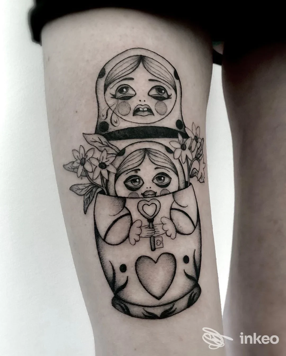 Tatuaggio su coscia raffigurante due matriosche in stile linework, Factory Tattoo, Selvazzano Dentro.