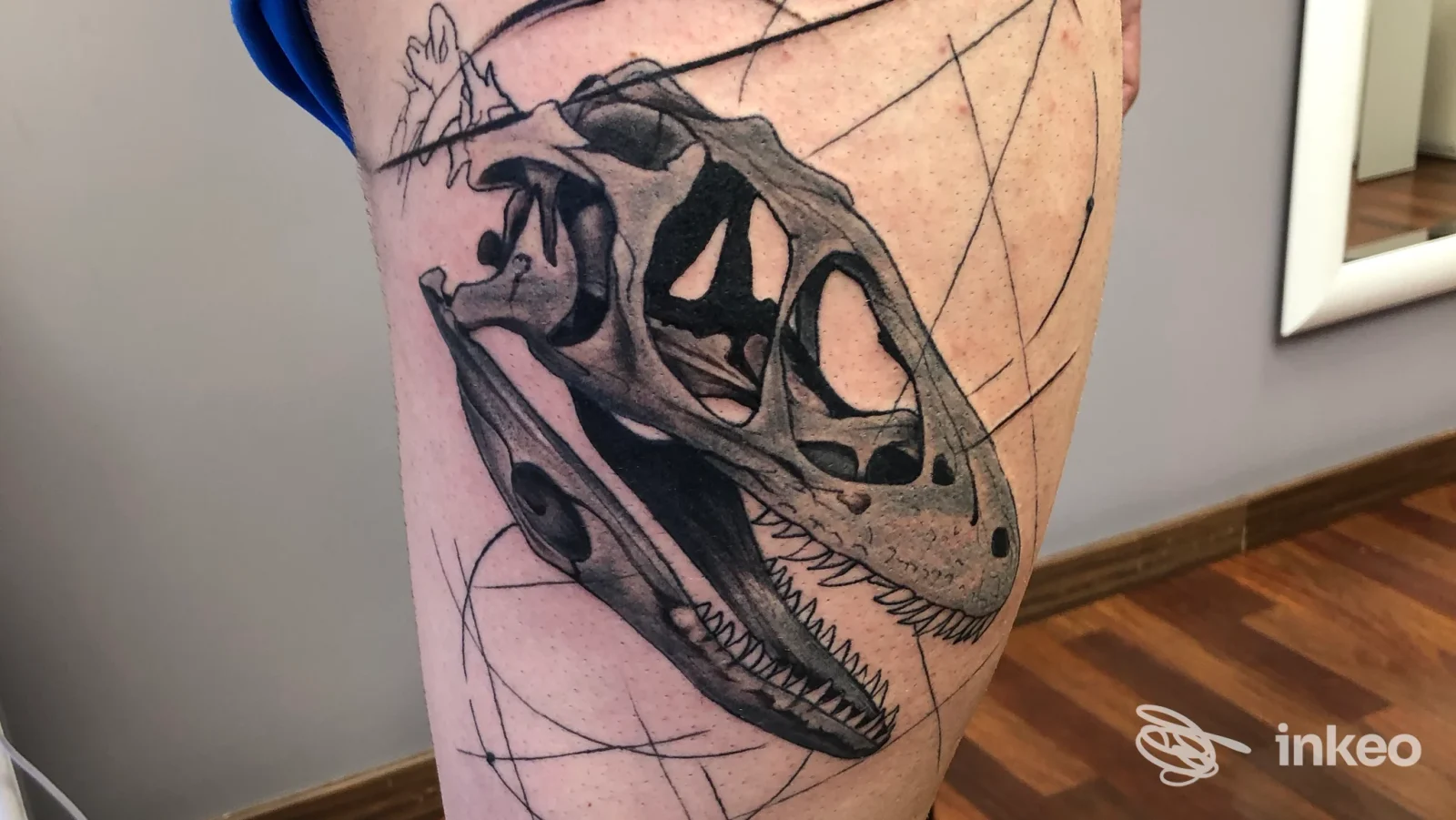 Tatuaggio in bianco e nero di un cranio di dinosauro sul polpaccio, Filippo Tattoo Artist, San Donà di Piave.