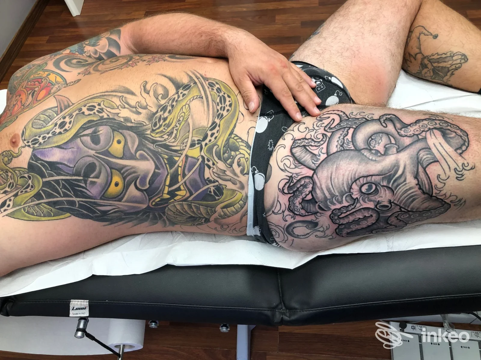 Grande tatuaggio colorato su torace/fianco e un tatuaggio in bianco e nero raffigurante un polpo sulla coscia destra, Filippo Tattoo Artist, San Donà di Piave.