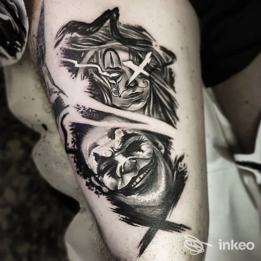 Tatuaggio black & grey con due volti stilizzati, foto scattata sul corpo presso Bruce Tattoo Ink Studio, Mirano.