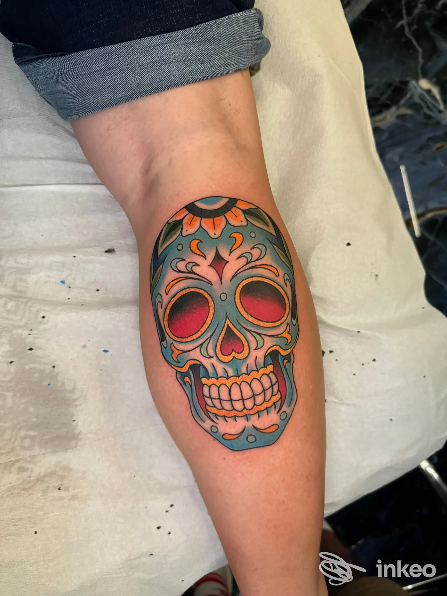 Tatuaggio colorato a forma di teschio sul polpaccio/avambraccio, realizzato da Creador De Sueños Tattoo Ink a San Giovanni Lupatoto.