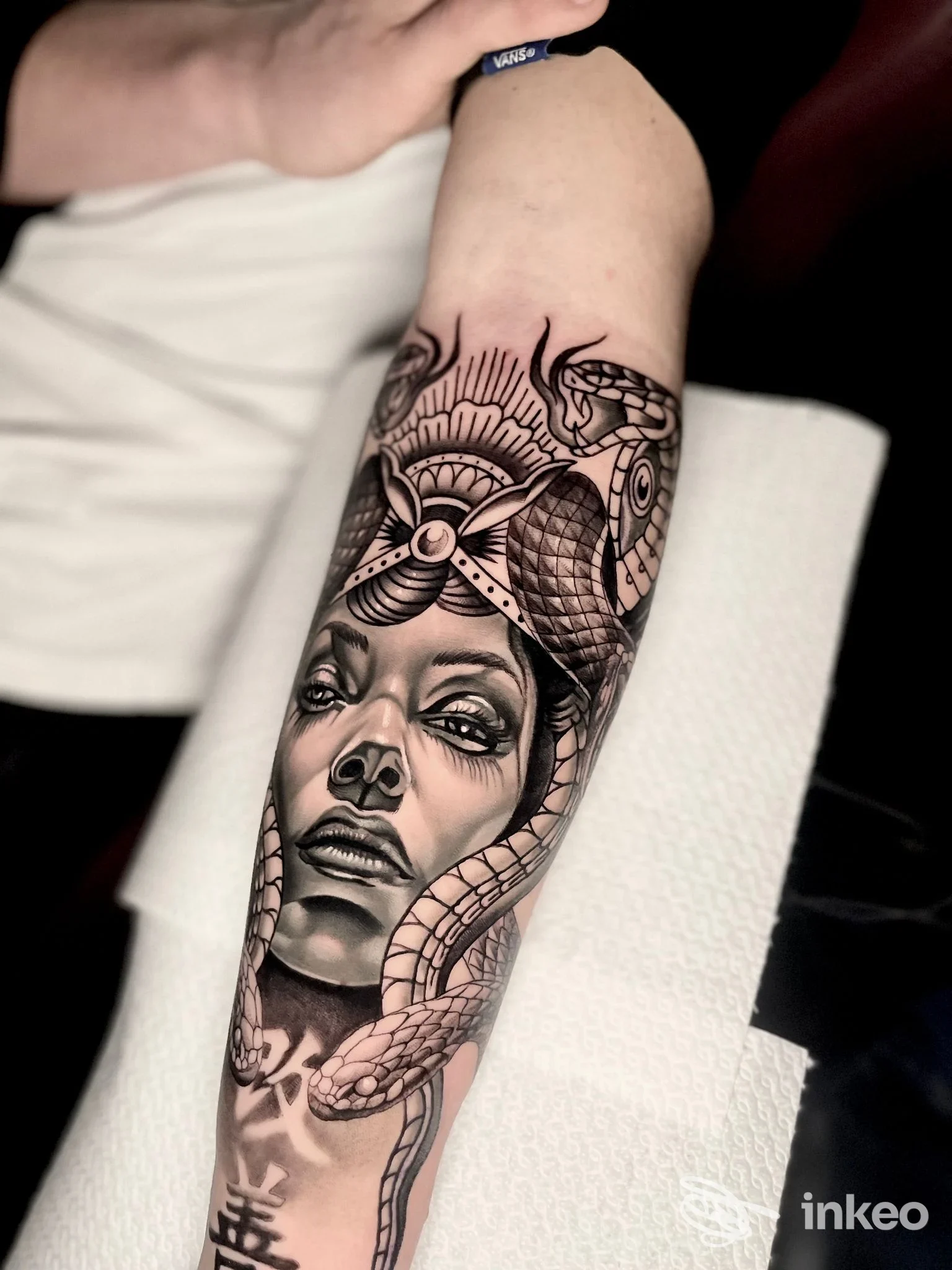 Tatuaggio realistico in bianco e nero su avambraccio con volto femminile e serpenti, Creador De Sueños Tattoo Ink, San Giovanni Lupatoto.