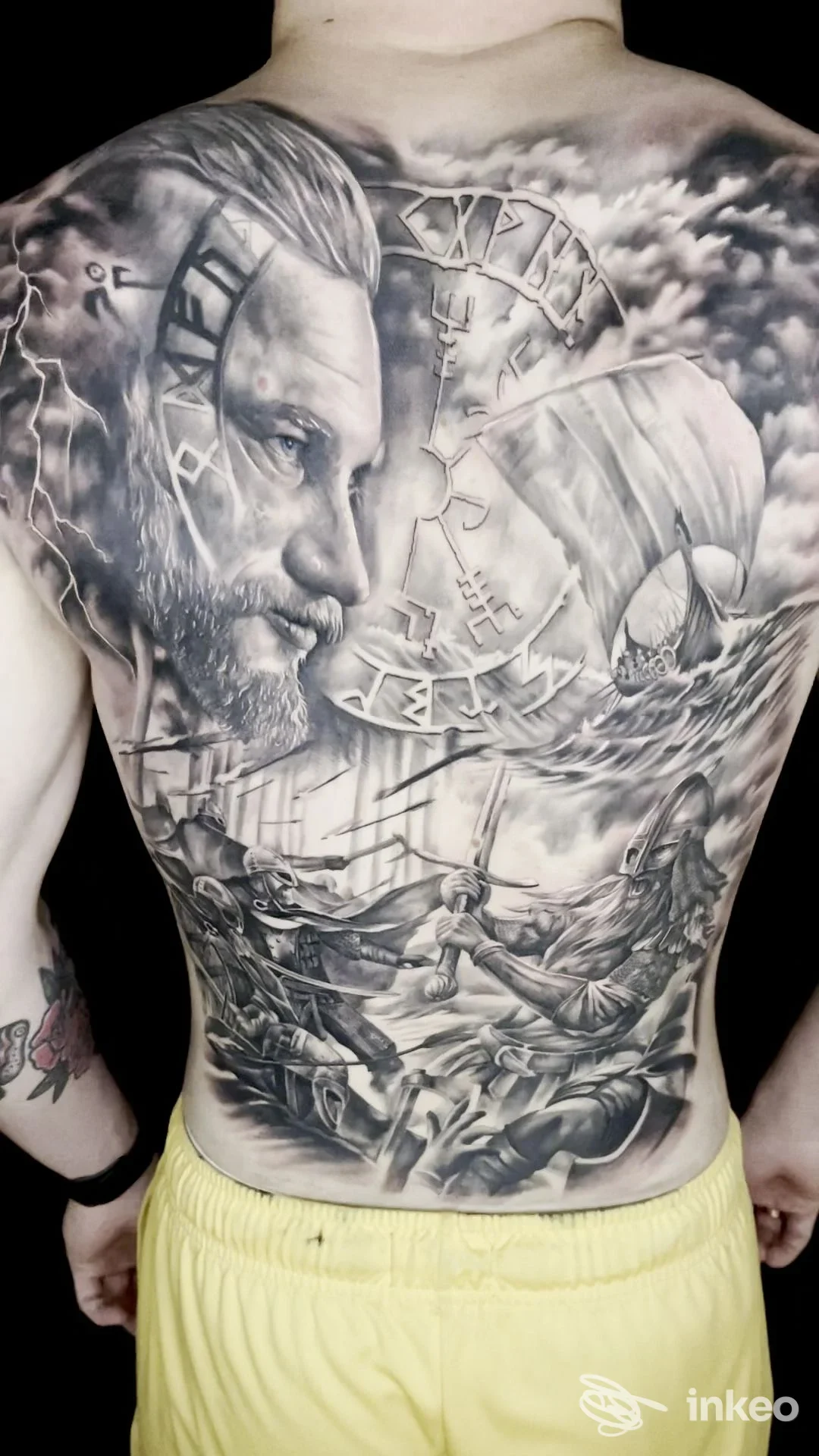 Ampia schiena tatuata con grande composizione realistica raffigurante un volto e scene marine, Creador De Sueños Tattoo Ink, San Giovanni Lupatoto