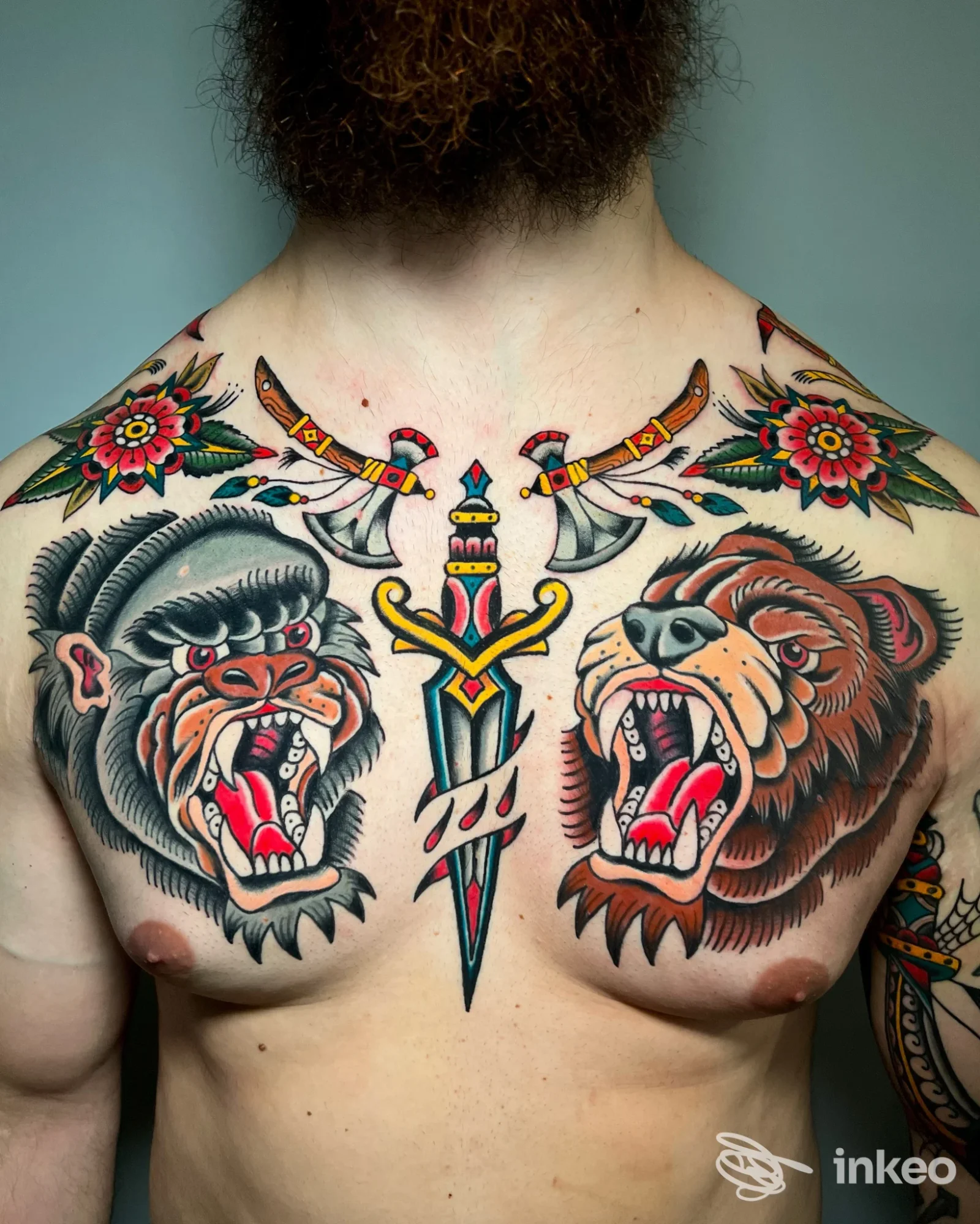 Grande tatuaggio tradizionale sul petto realizzato da Dark Ages tattoo studio a Padova, due teste animali e un pugnale centrale.