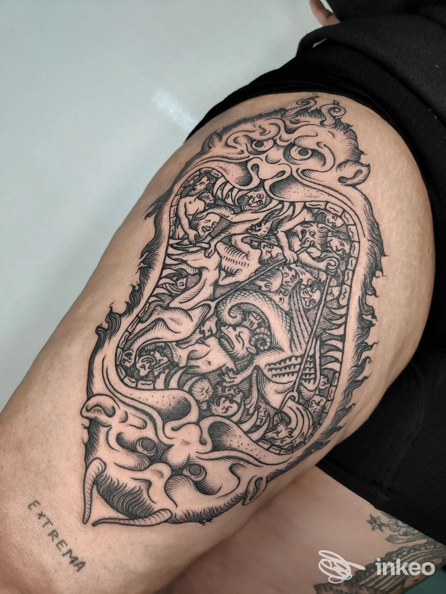 Grande tatuaggio blackwork ornamentale sulla coscia, foto inviata da Dark Ages tattoo studio a Padova.