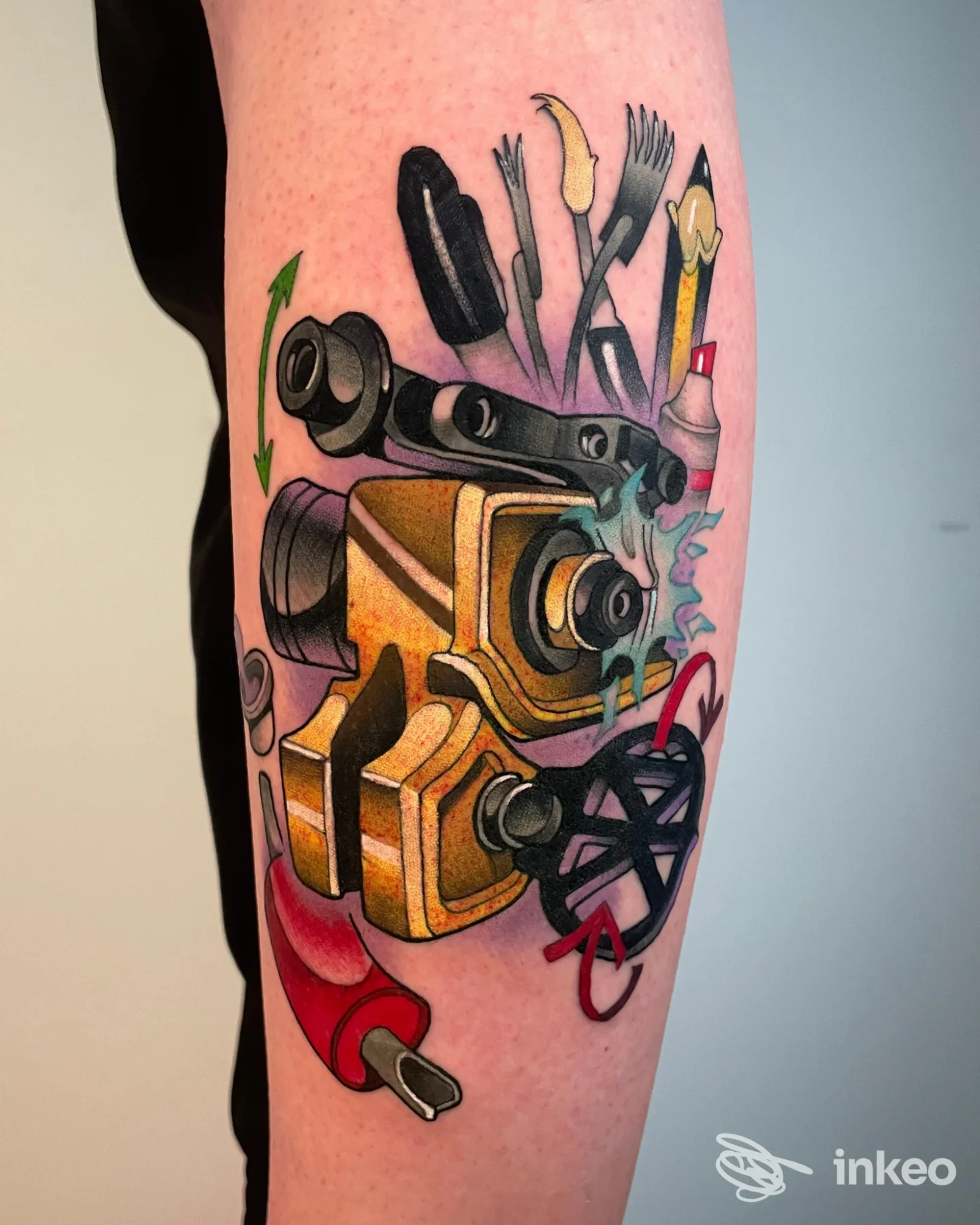 Tatuaggio colorato di macchina per tatuaggi e strumenti su avambraccio, Dark Ages tattoo studio, Padova.